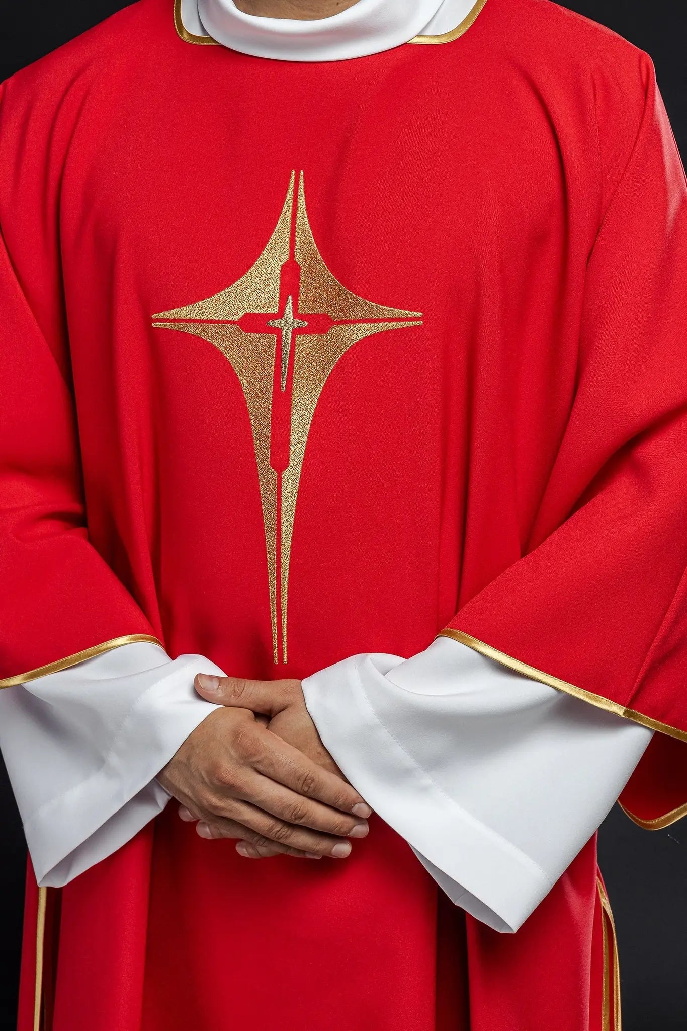 Dalmática roja con cruz dorada bordada
