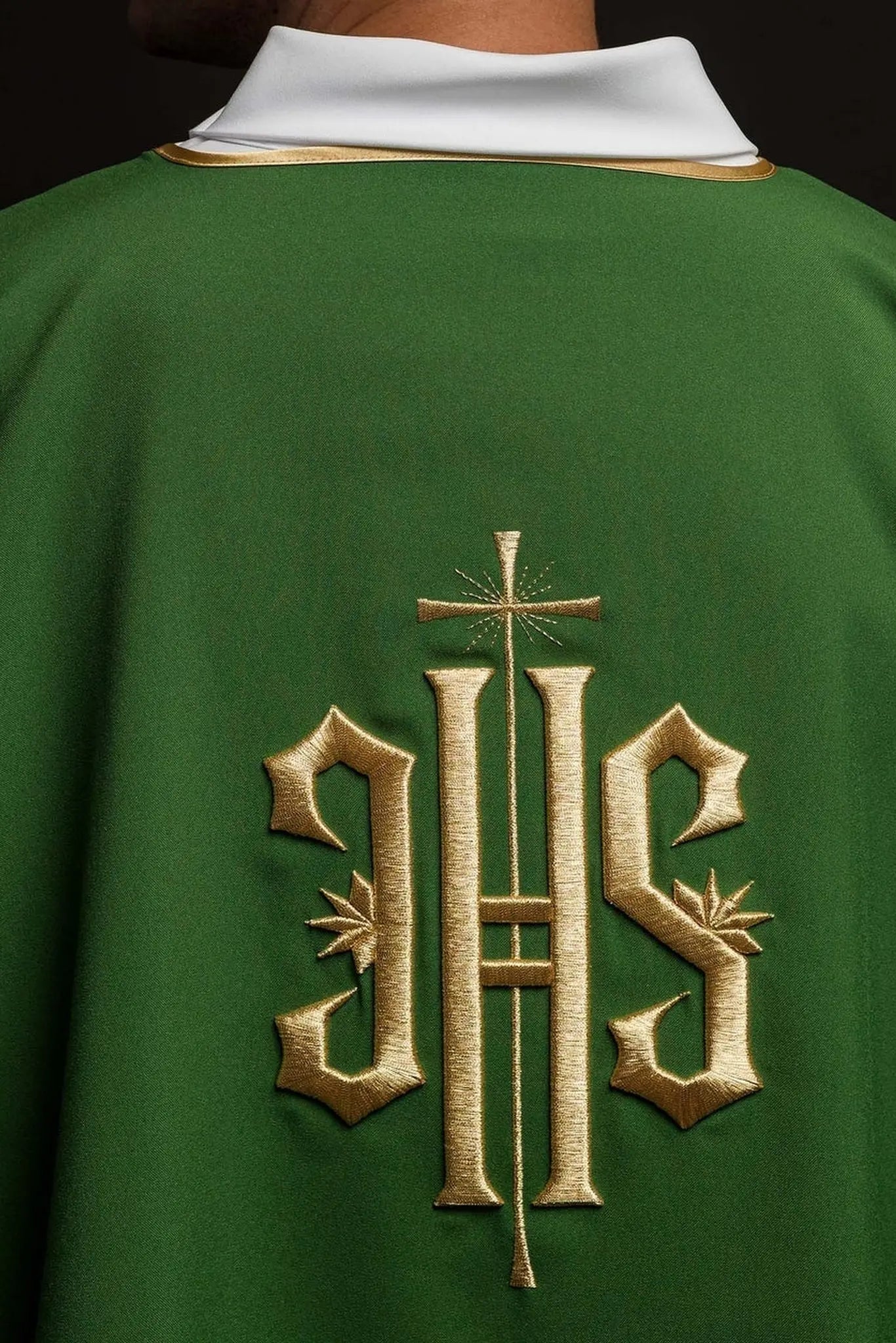 Dalmatina verde con IHS dorado bordado