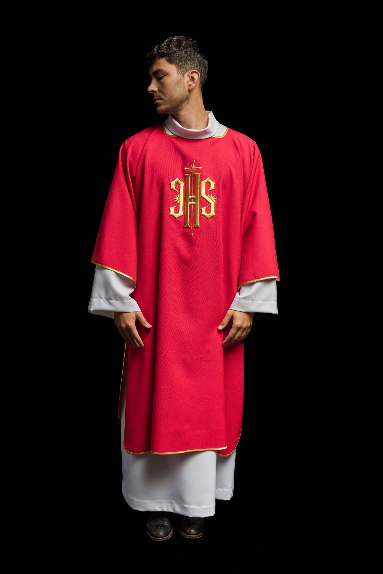 Czerwona Dalmatyka z haftowanym złotym IHS - ORNATY.PL
