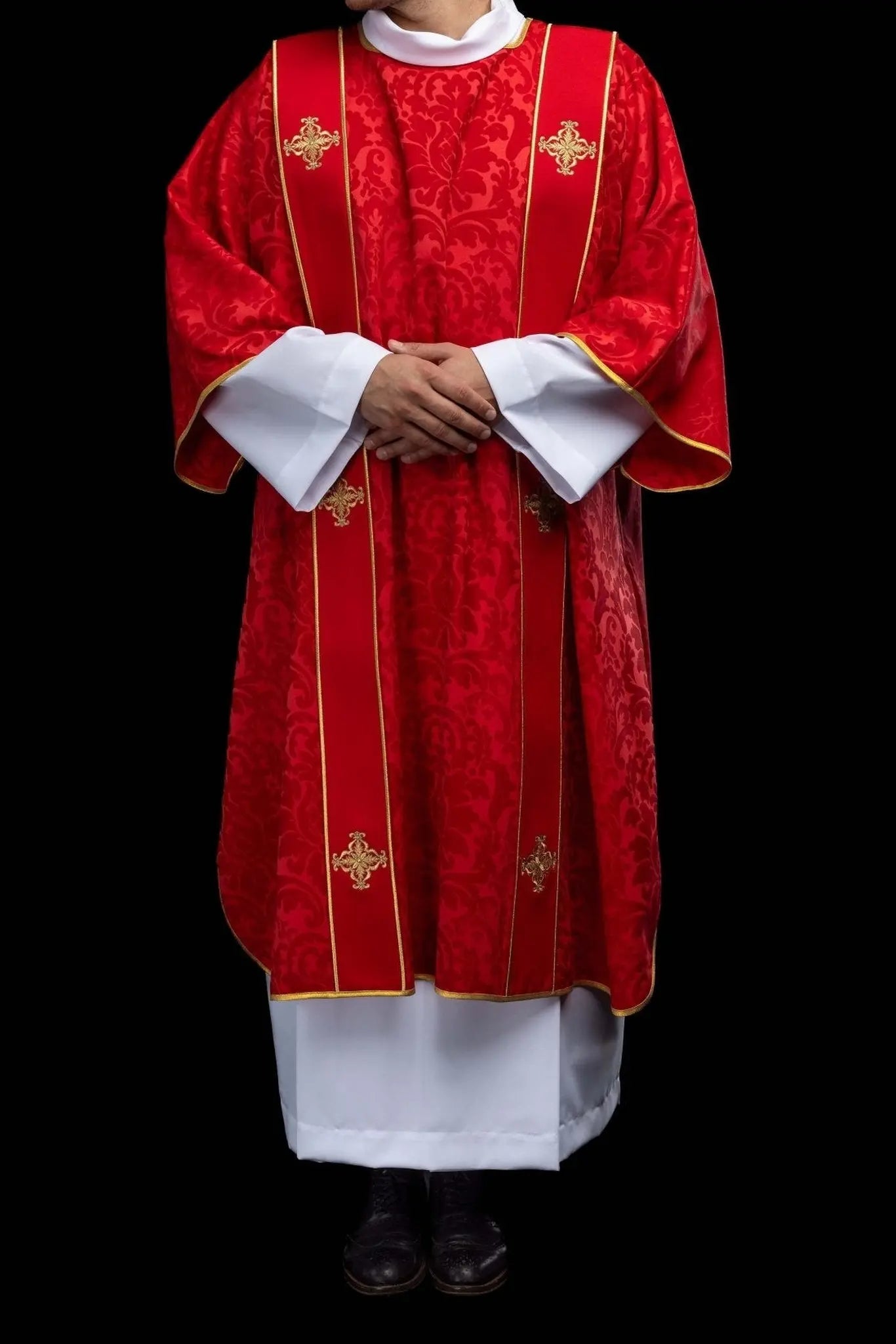 Dalmatica roja de jacquard con bordado de Cruz dorada
