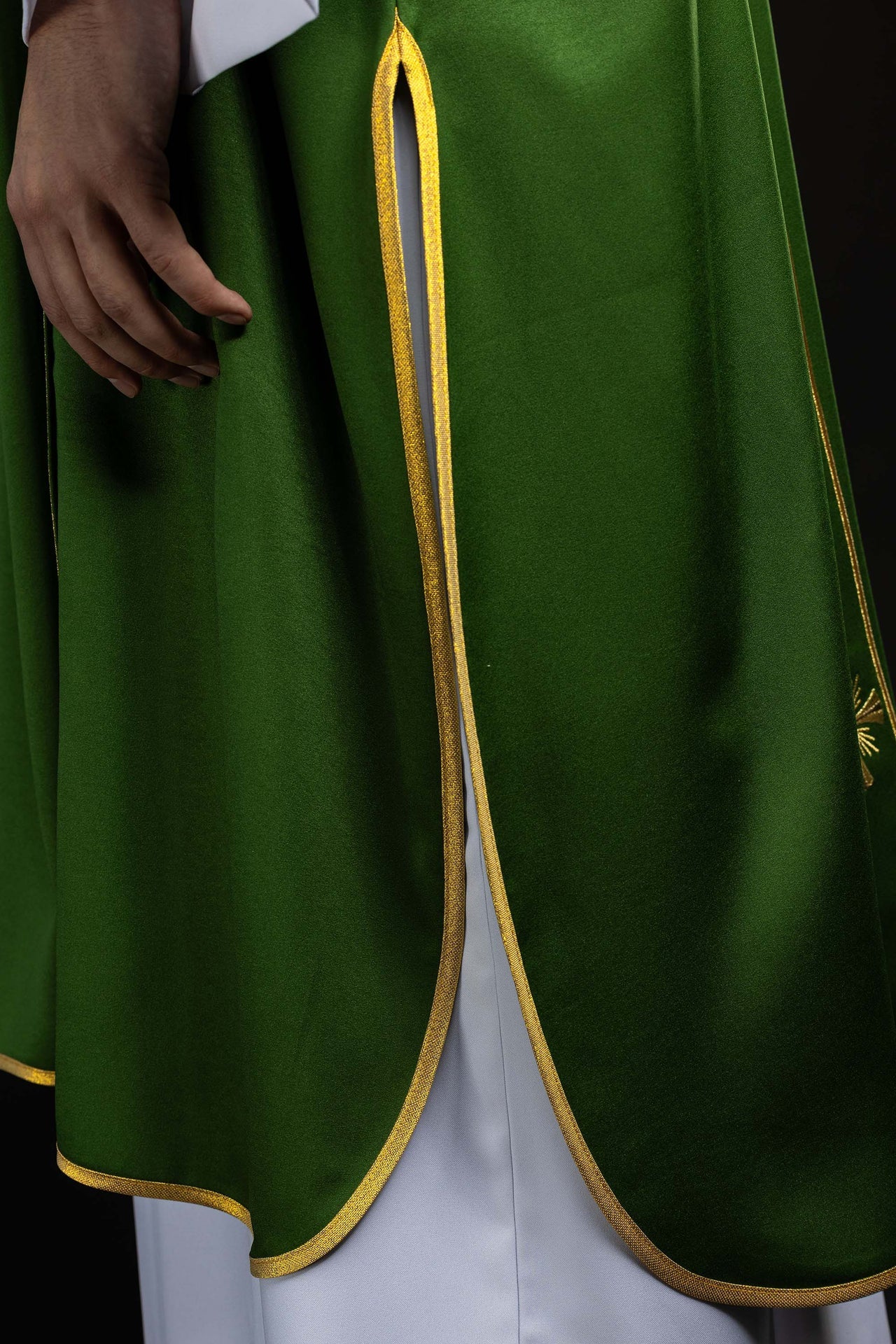 Dalmatyka z pasami i haftowanymi złotymi krzyżami zielona - ORNATY.PL