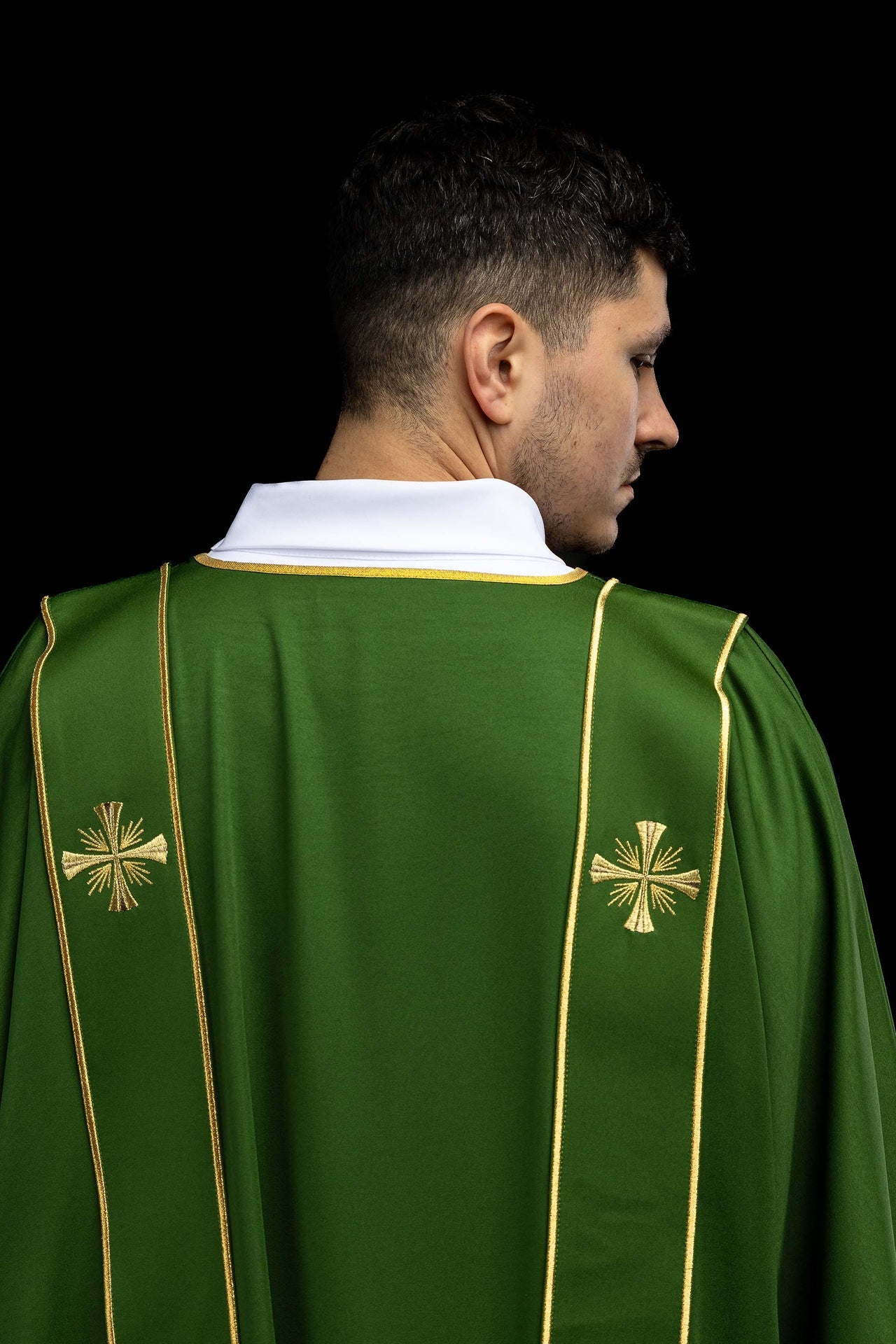Dalmatyka z pasami i haftowanymi złotymi krzyżami zielona - ORNATY.PL