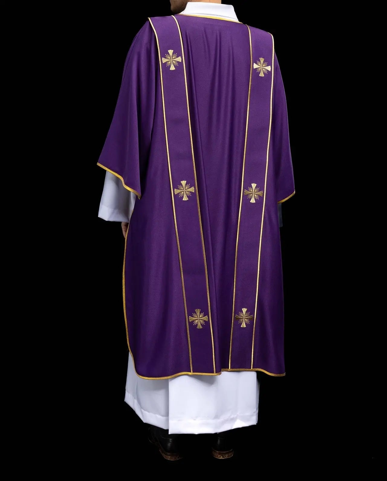 Dalmatica morada con bandas decorativas y bordado de cruz dorada