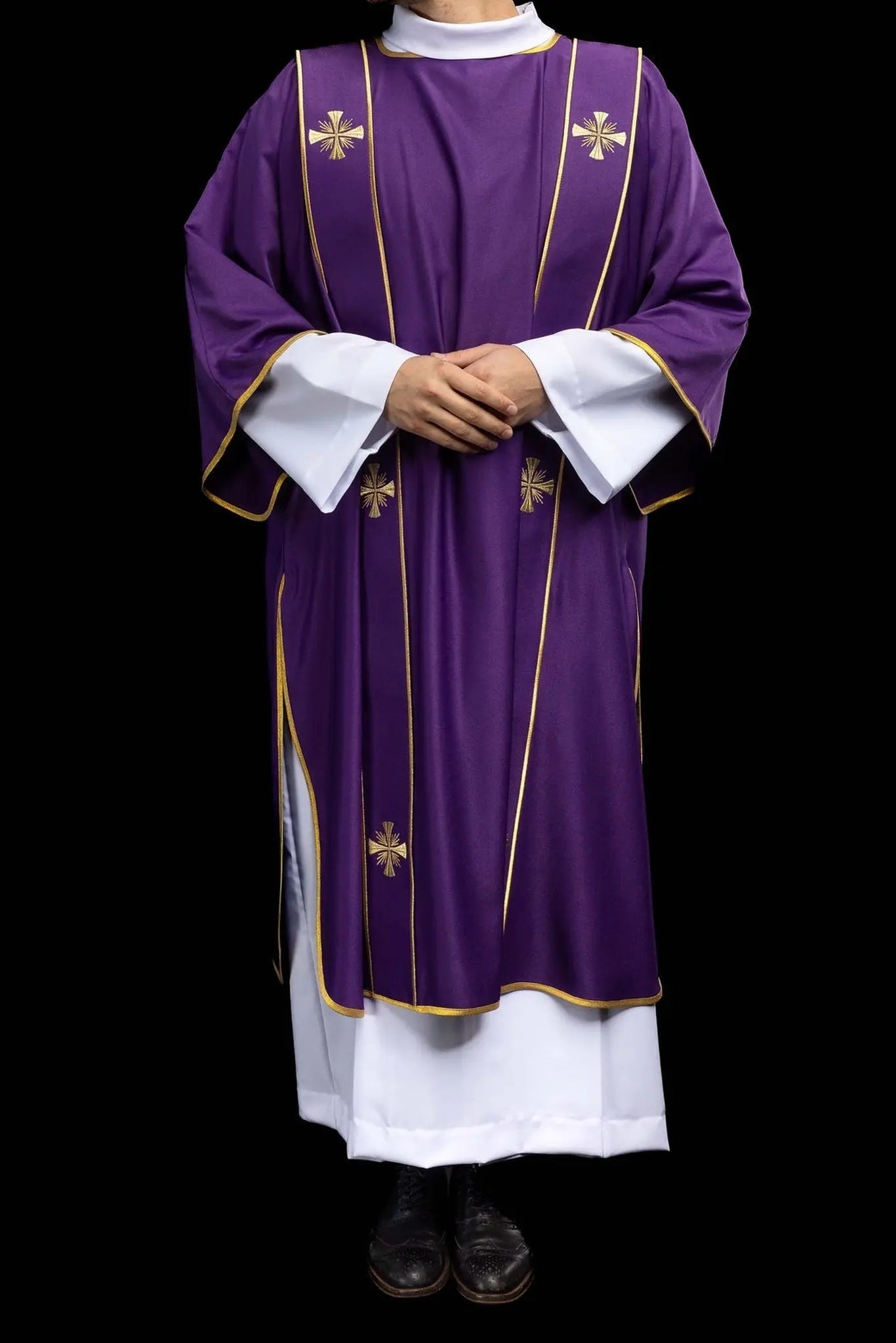Dalmatica morada con bandas decorativas y bordado de cruz dorada
