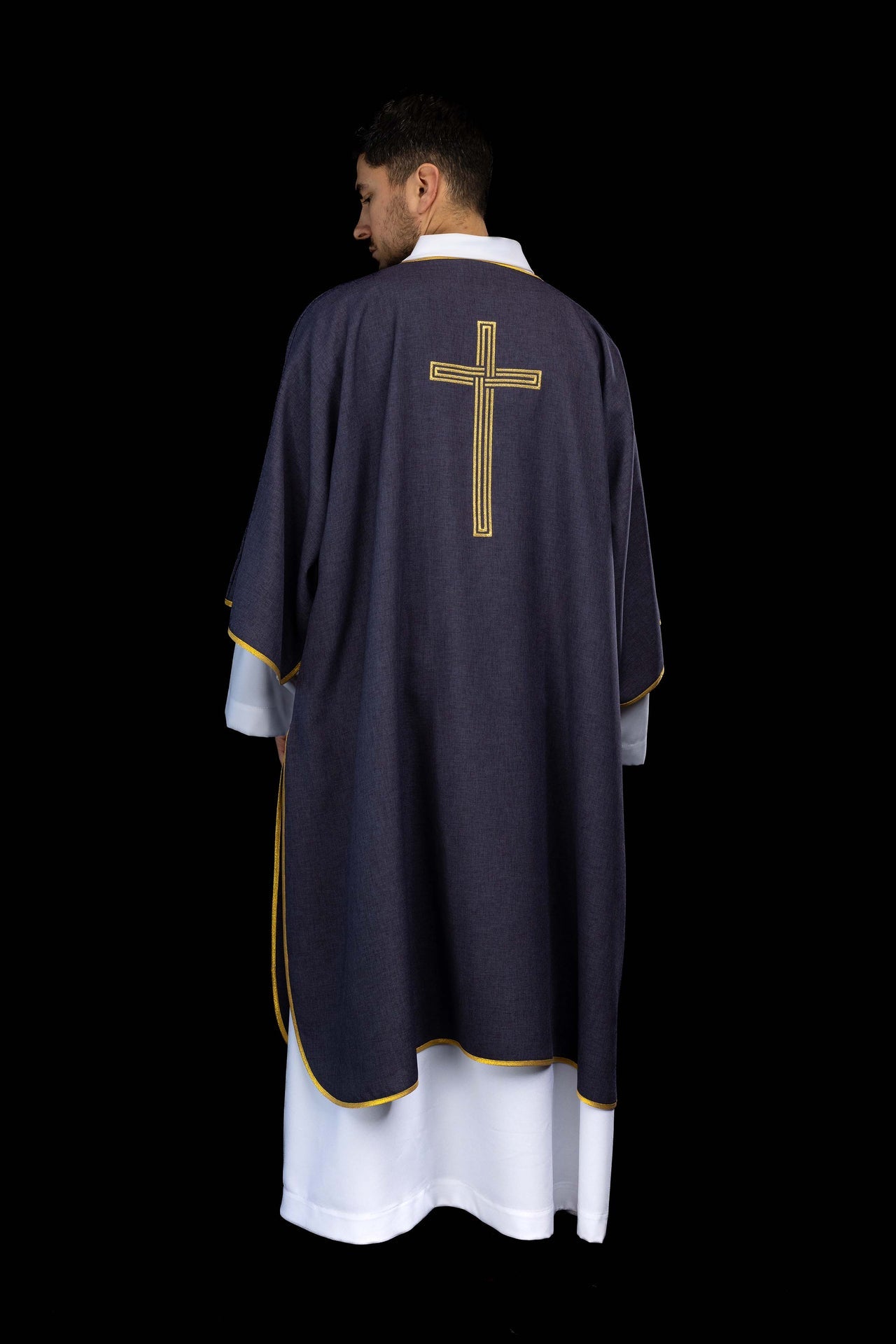 Fioletowa dalmatyka z haftowanym złotym krzyżem - ORNATY.PL