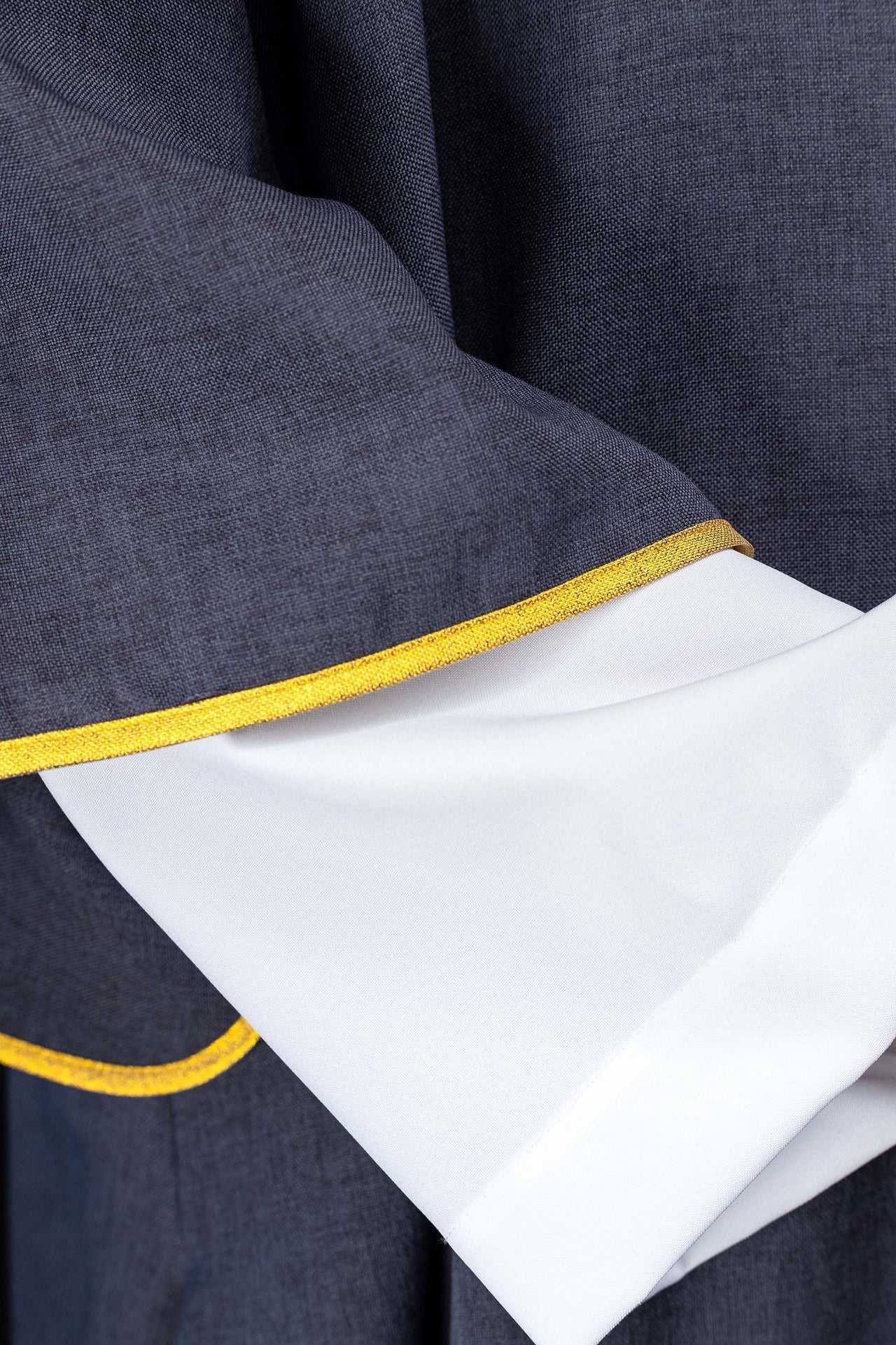 Fioletowa dalmatyka z haftowanym złotym krzyżem - ORNATY.PL