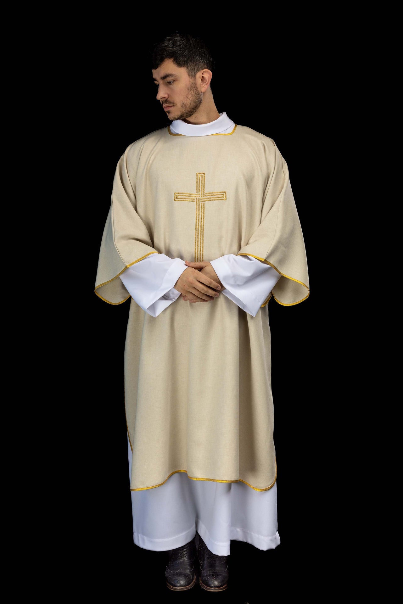 Ecru dalmatyka z haftowanym złotym krzyżem - ORNATY.PL
