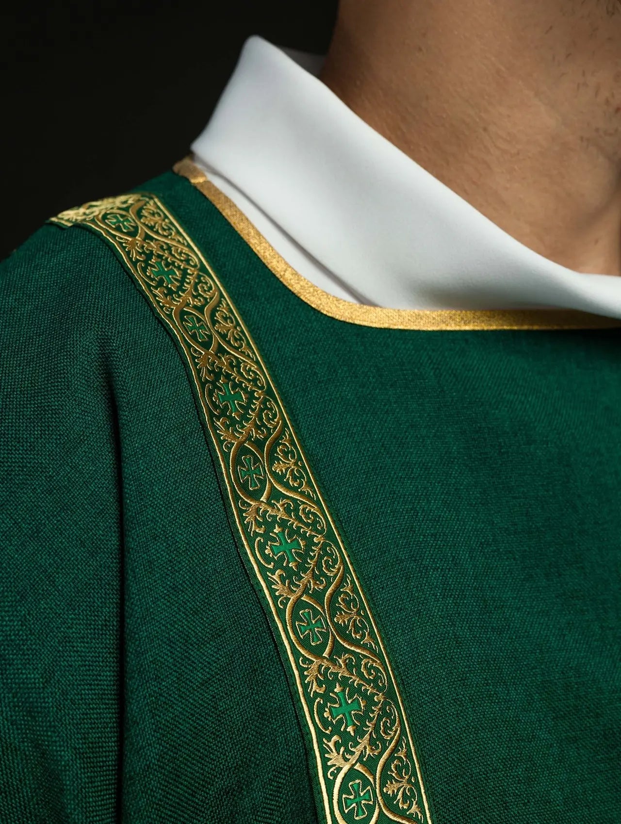 Dalmatica verde decorada con cintas de jacquard doradas