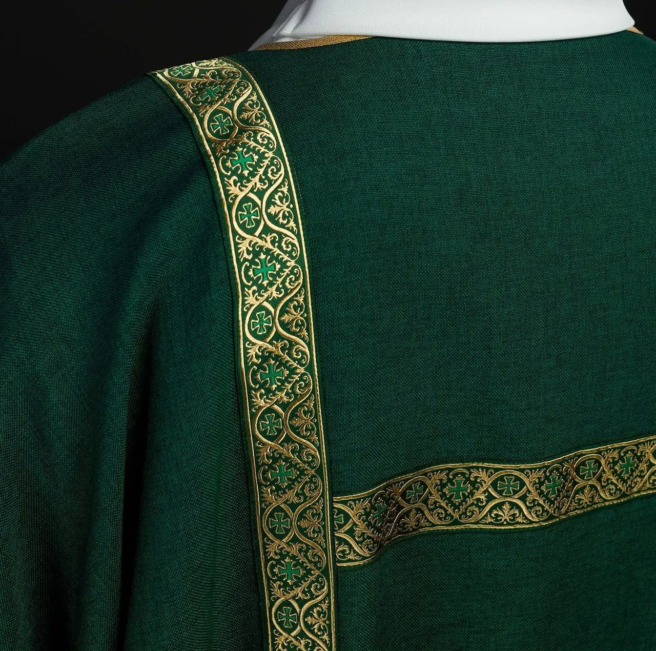 Dalmatica verde decorada con cintas de jacquard doradas
