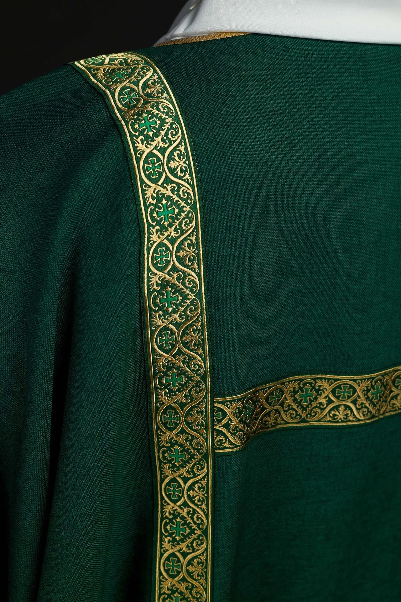 Dalmatica verde decorada con cintas de jacquard doradas