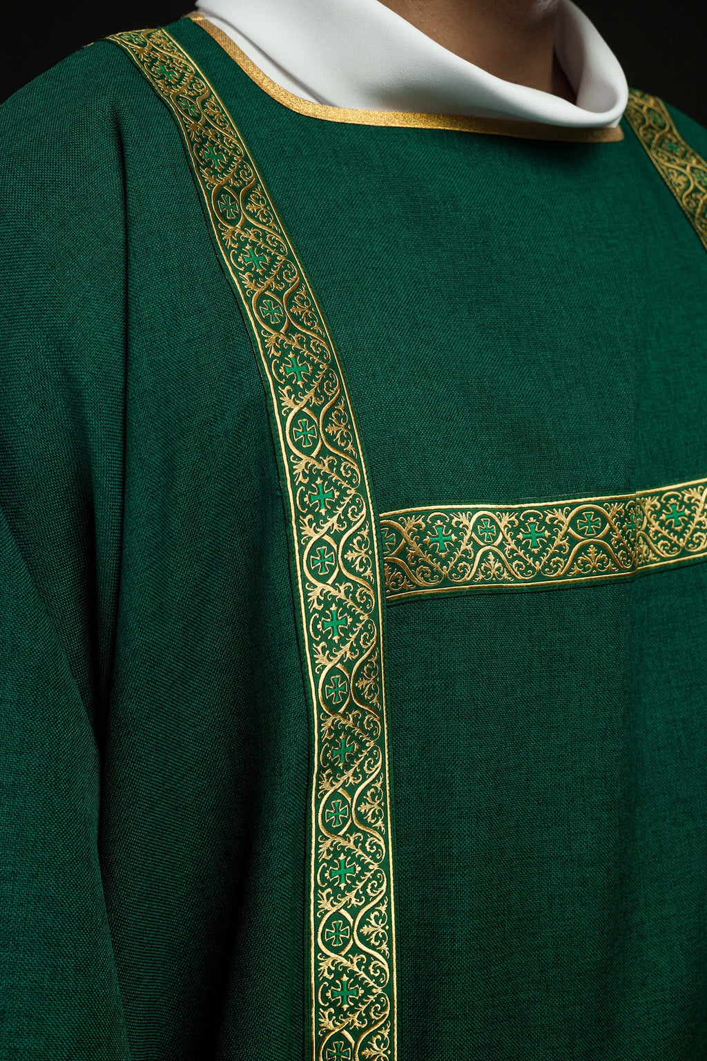 Dalmatyka zielona ozdobiona złotymi tasiemkami żakardowymi - ORNATY.PL