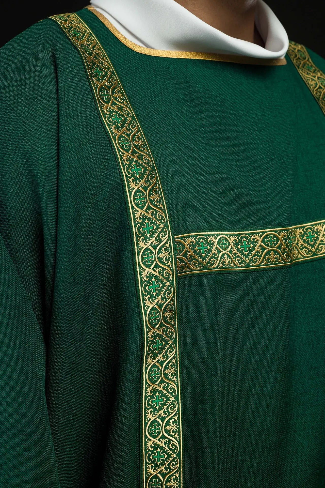 Dalmatica verde decorada con cintas de jacquard doradas