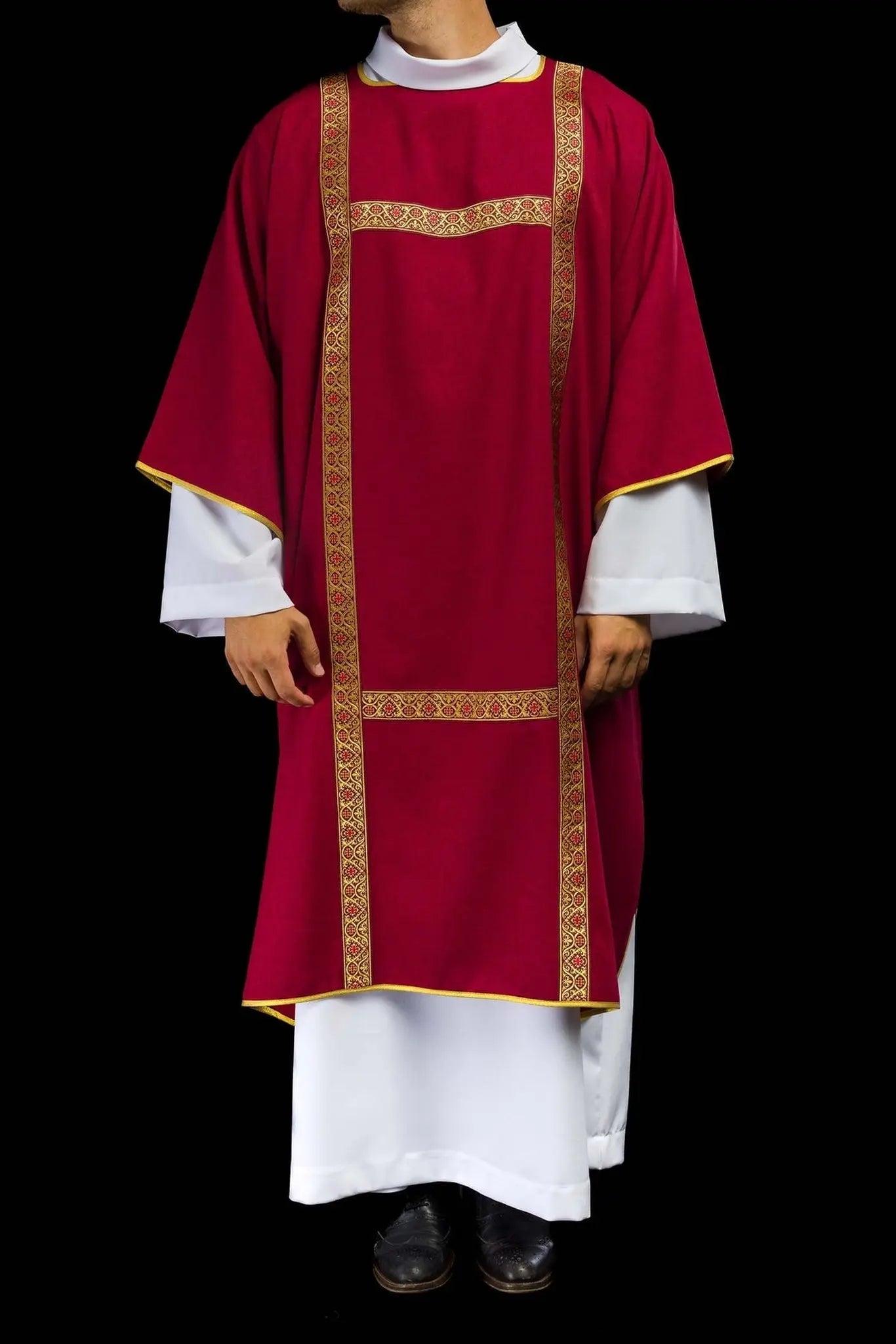 Dalmatica roja decorada con cintas de jacquard doradas