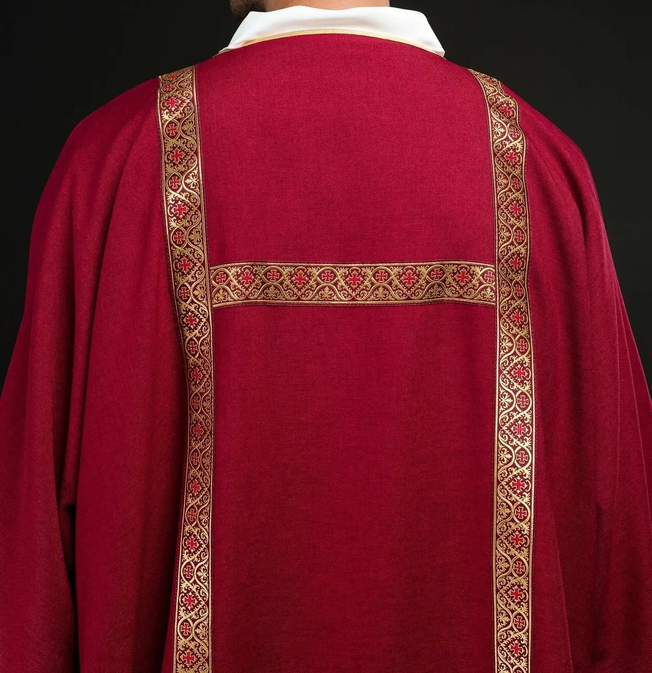 Dalmatica roja decorada con cintas de jacquard doradas