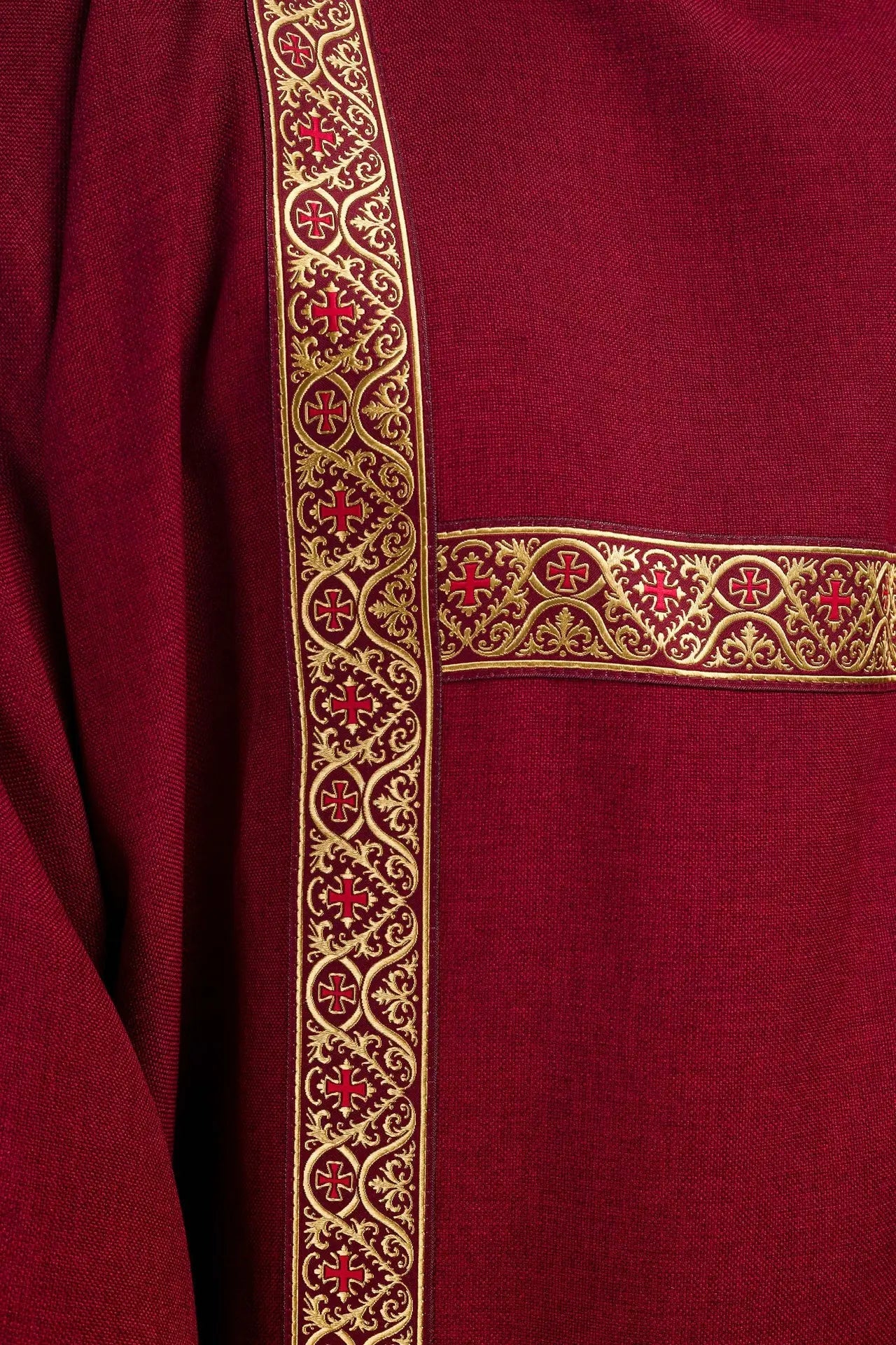 Dalmatica roja decorada con cintas de jacquard doradas