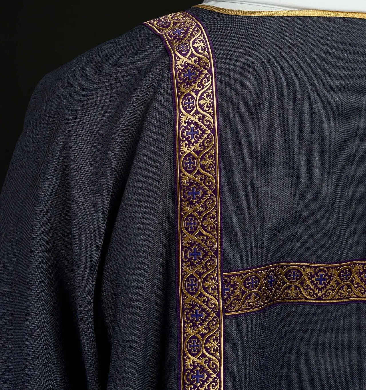 Dalmatica púrpura decorada con cintas de jacquard doradas