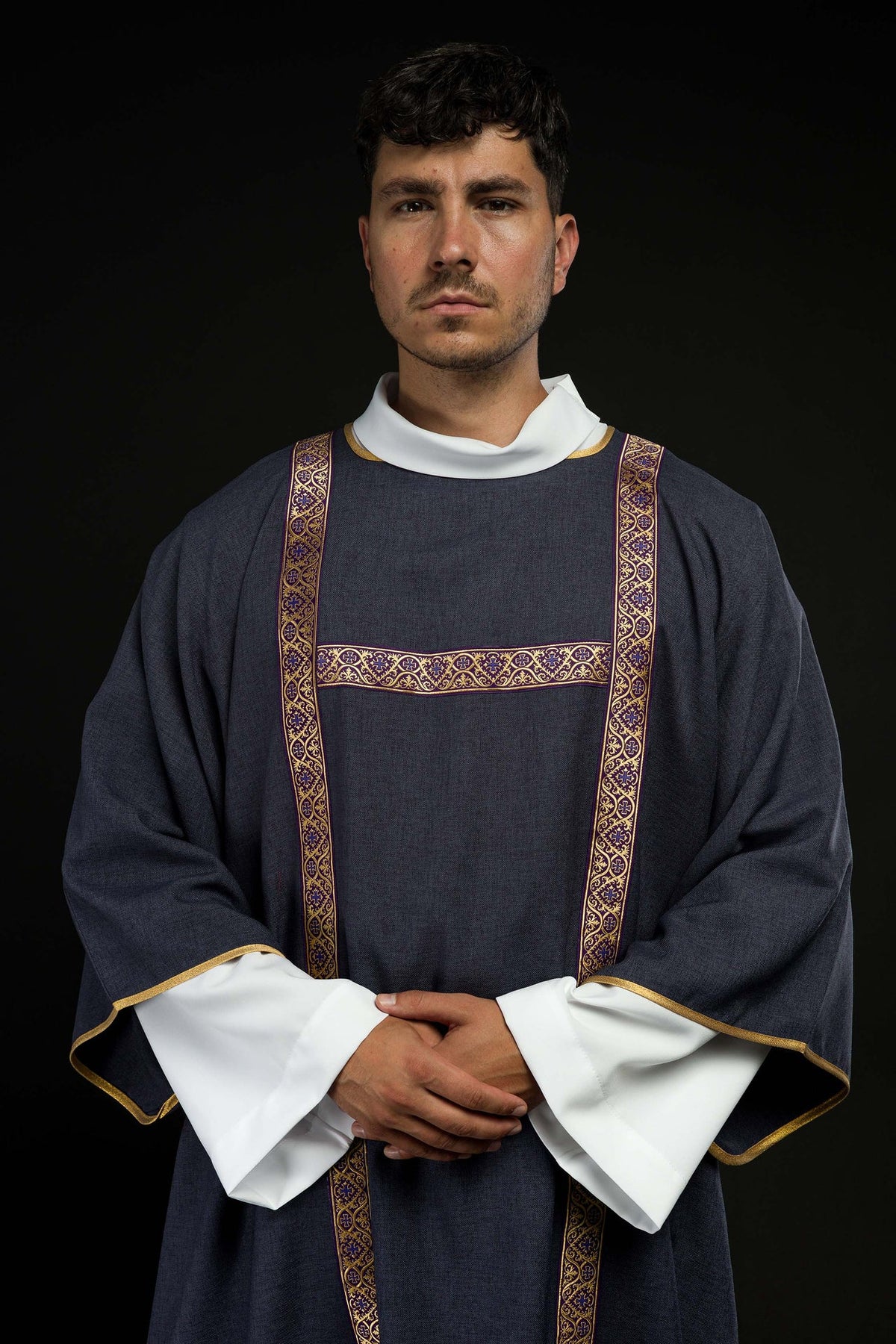 Dalmatyka fioletowa ozdobiona złotymi tasiemkami żakardowymi - ORNATY.PL