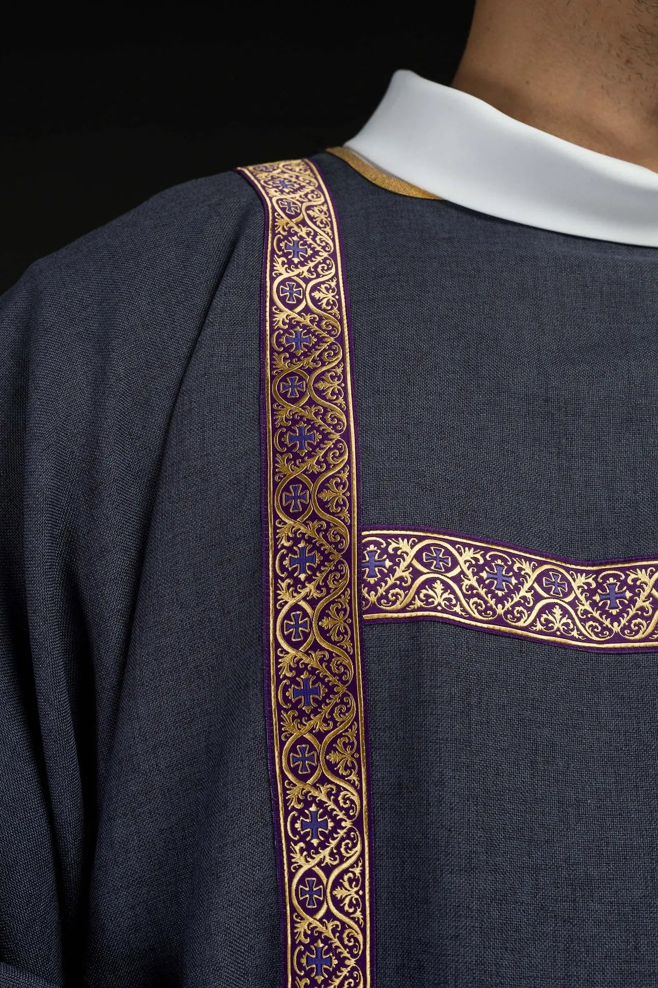 Dalmatica púrpura decorada con cintas de jacquard doradas