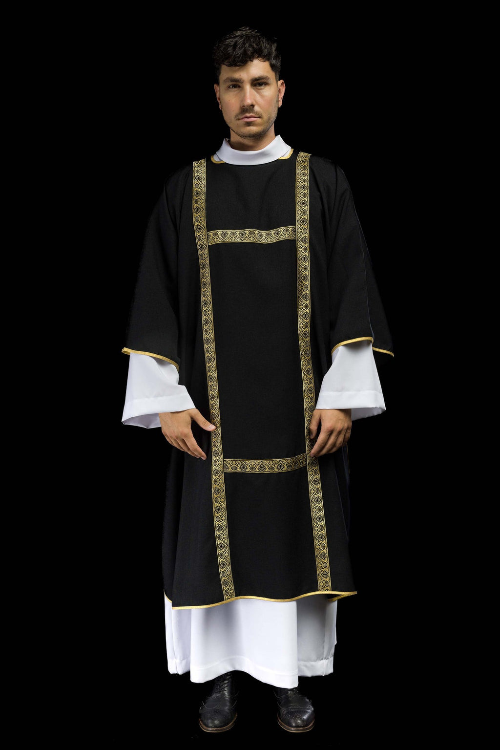 Dalmatyka czarna ozdobiona złotymi tasiemkami żakardowymi - ORNATY.PL