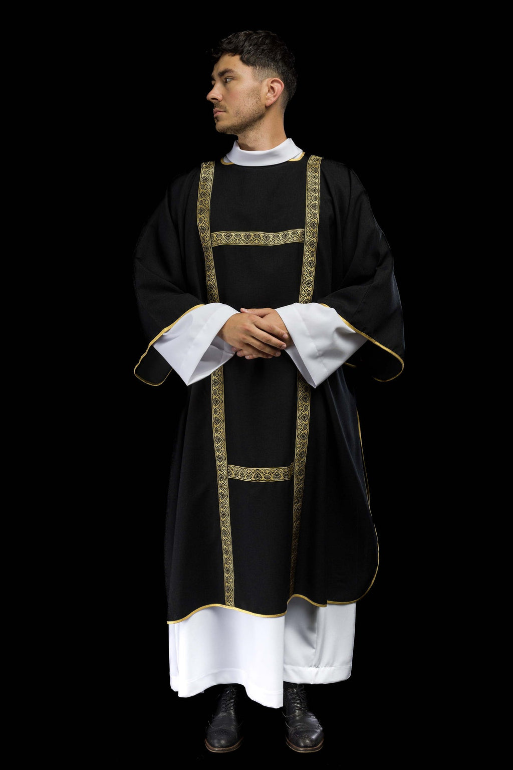 Dalmatyka czarna ozdobiona złotymi tasiemkami żakardowymi - ORNATY.PL