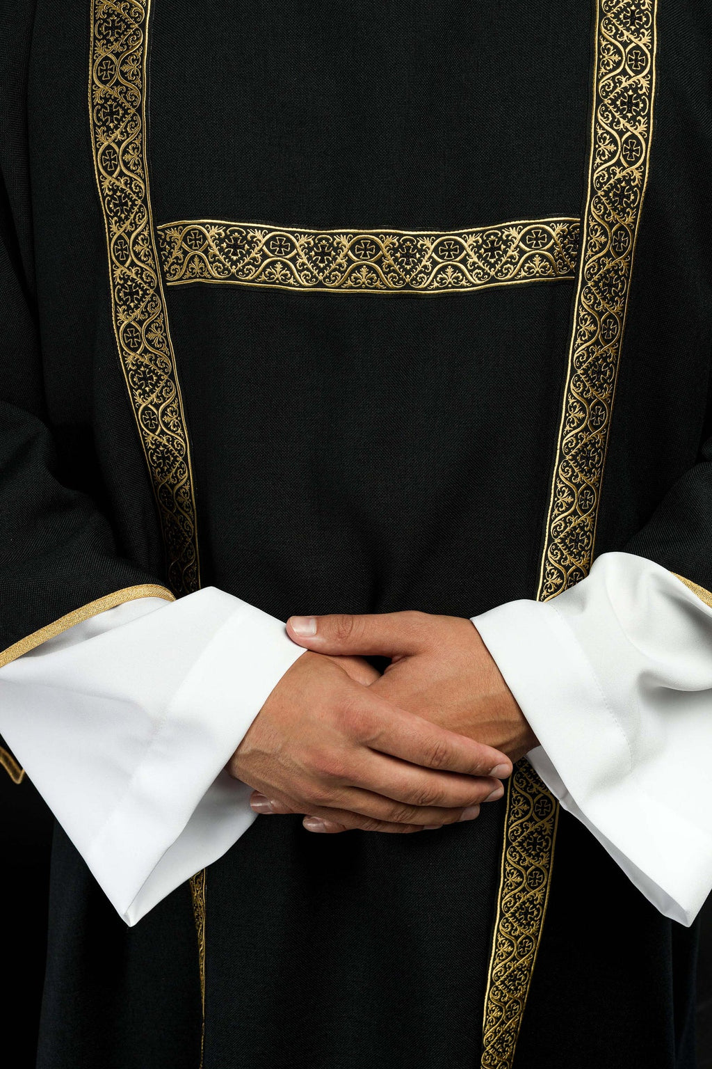 Dalmatyka czarna ozdobiona złotymi tasiemkami żakardowymi - ORNATY.PL