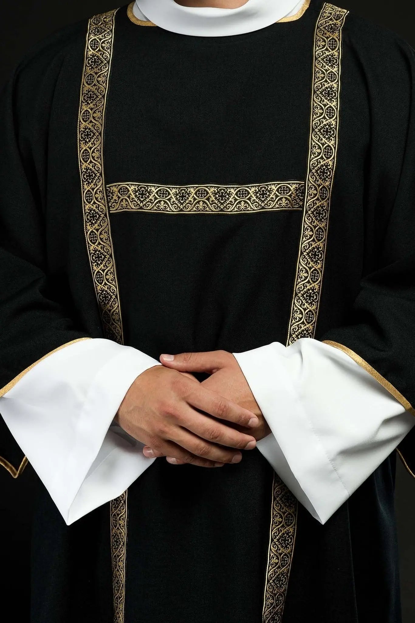 Dalmática negra decorada con cintas de jacquard doradas