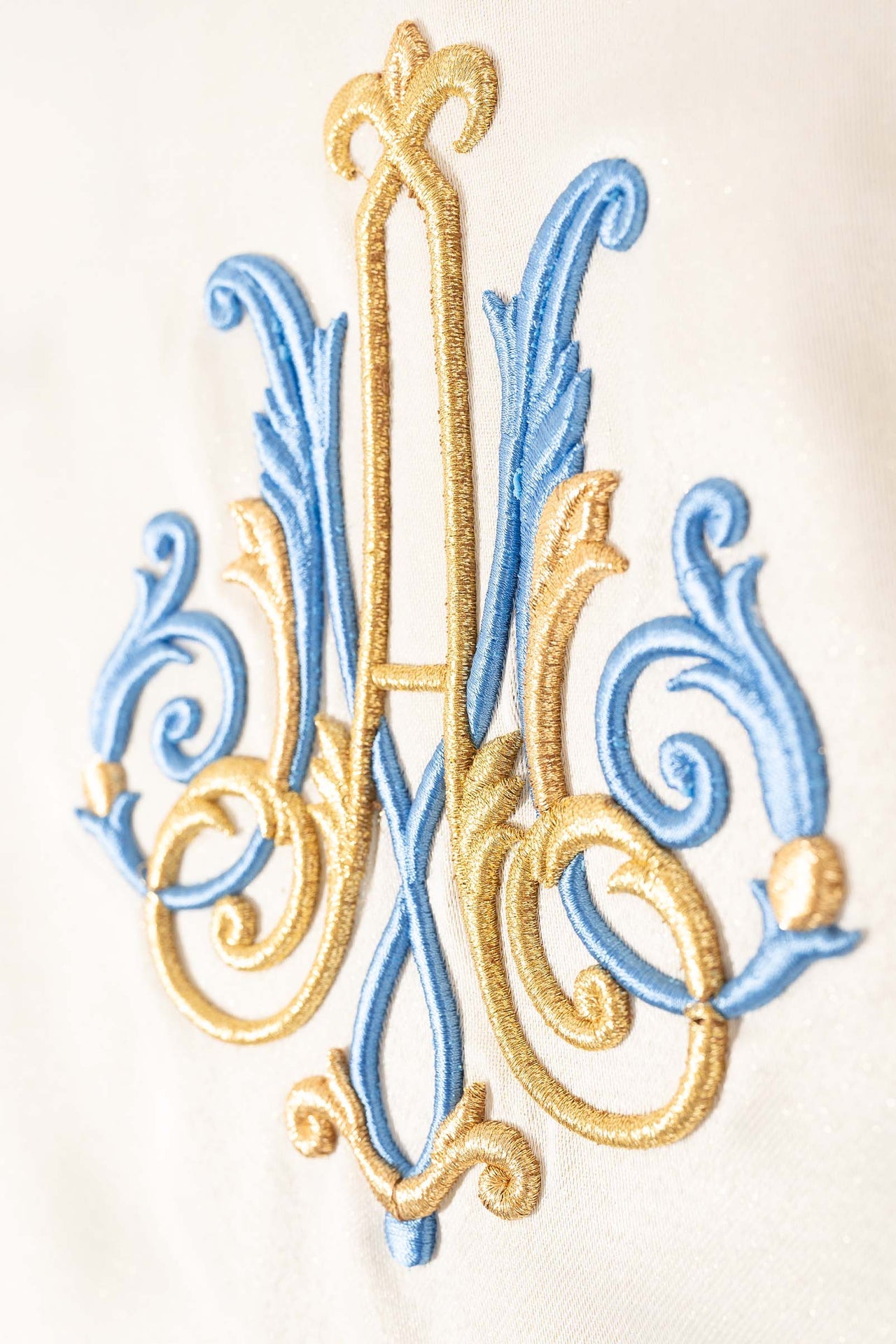 Ornat haftowany z motywem Maryjnym ecru - ORNATY.PL