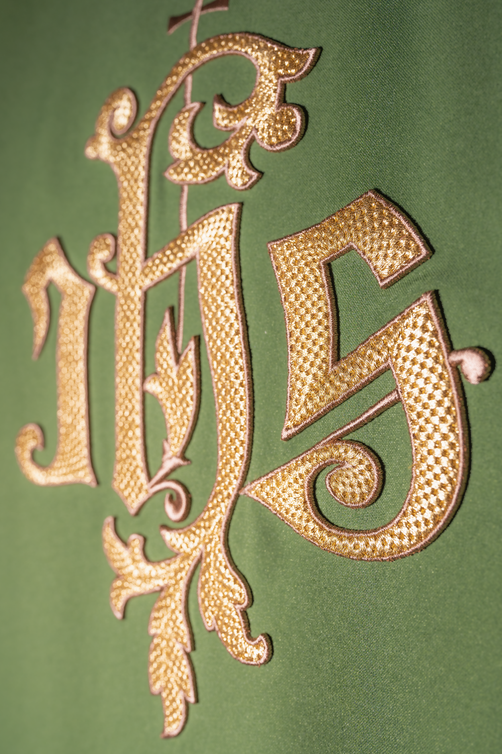 Zielony ornat ze złotym haftem IHS - ORNATY.PL