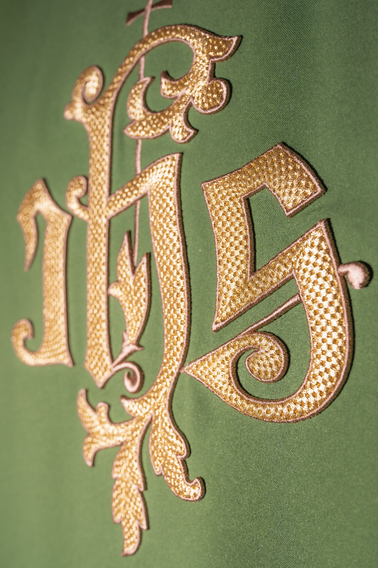 Zielony ornat ze złotym haftem IHS - ORNATY.PL