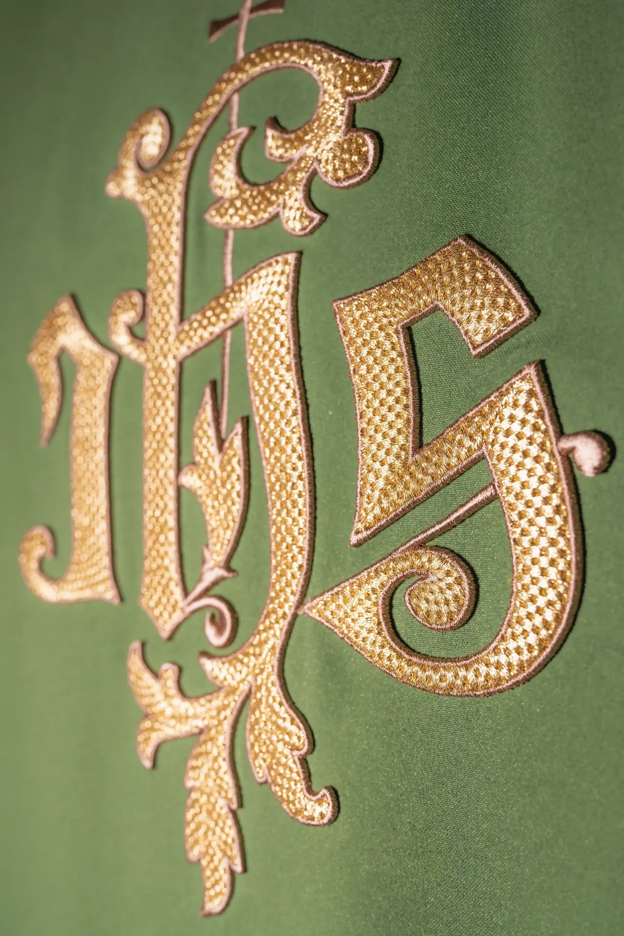 Casulla verde con bordado dorado IHS