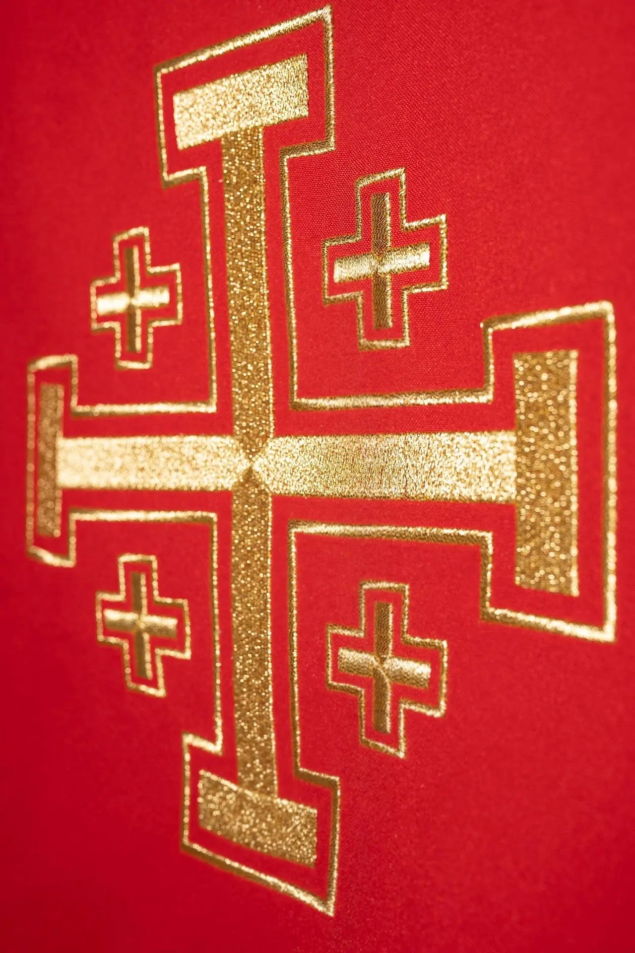 Casulla roja bordada con motivo de cruz