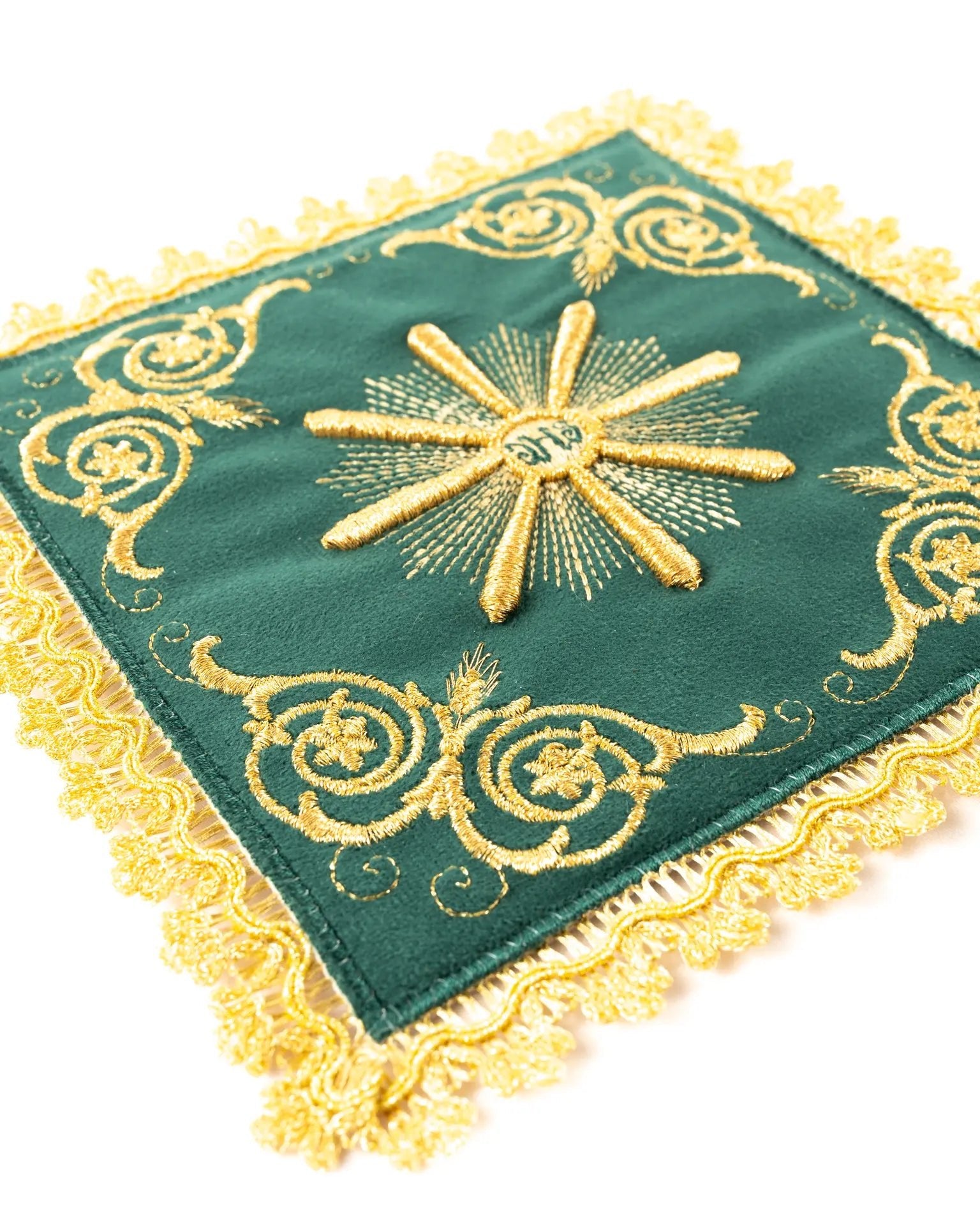Conjunto de lienzos bordados para cáliz de terciopelo verde