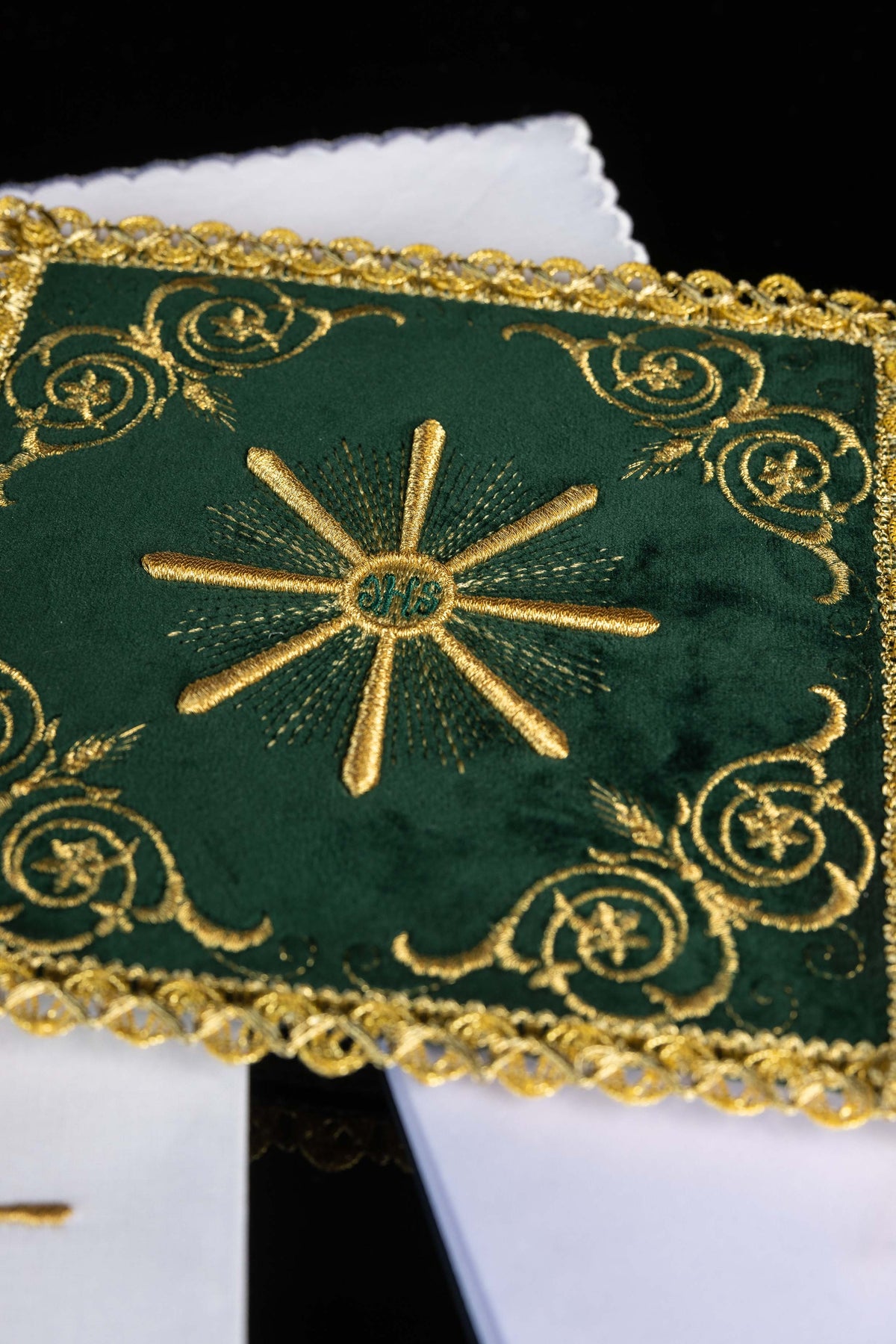 Juego de ropa de cáliz bordada de terciopelo verde