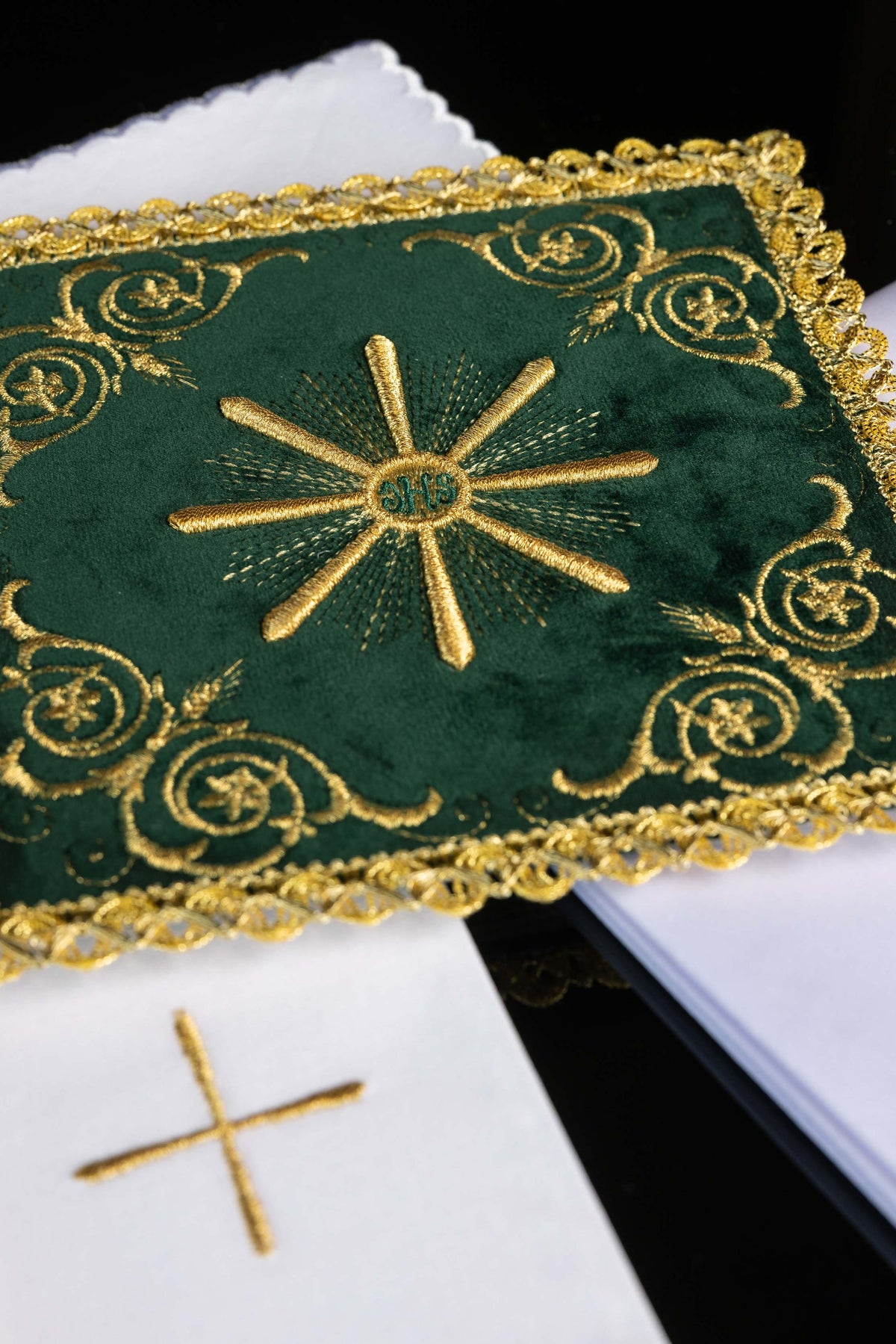 Juego de ropa de cáliz bordada de terciopelo verde
