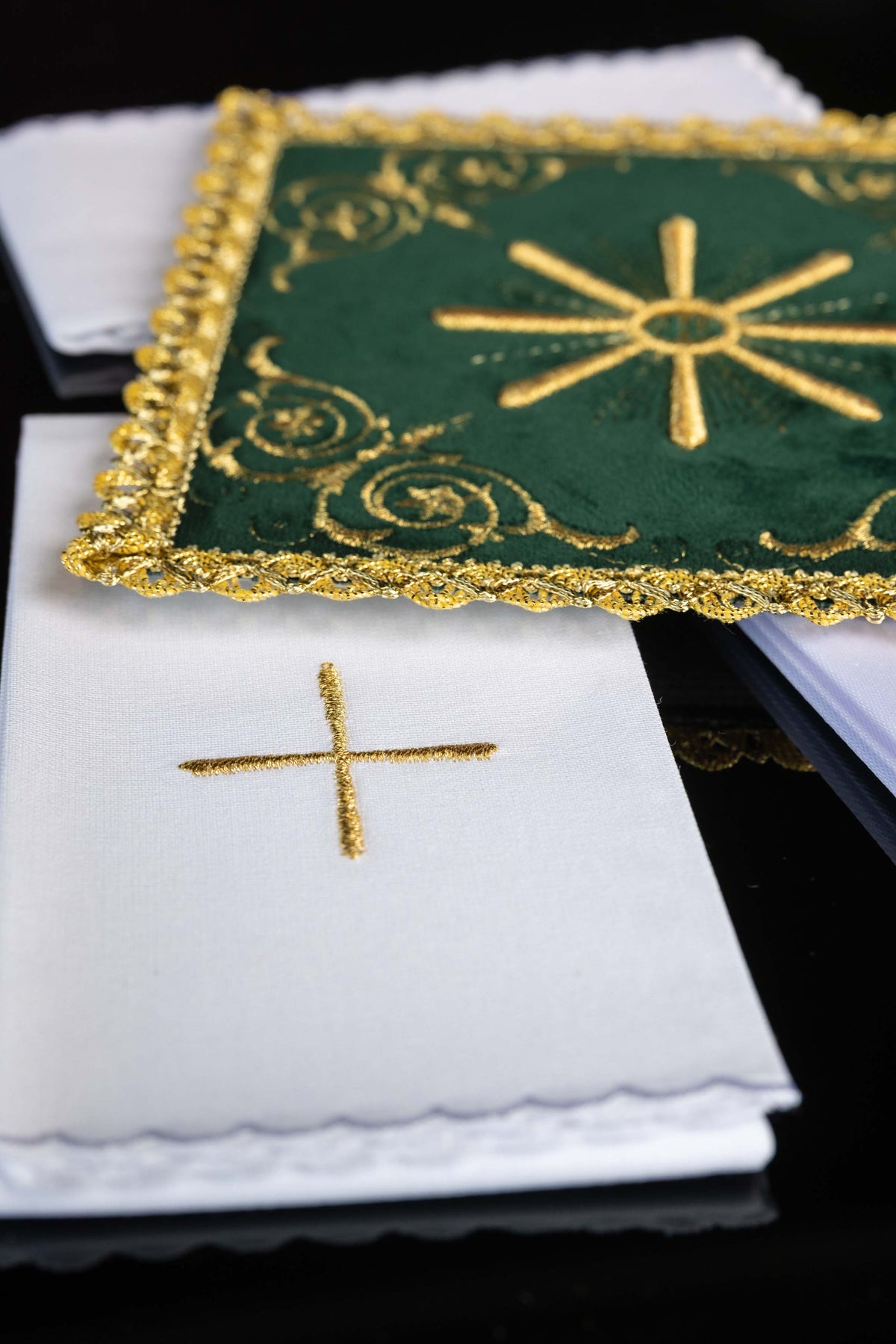 Juego de ropa de cáliz bordada de terciopelo verde