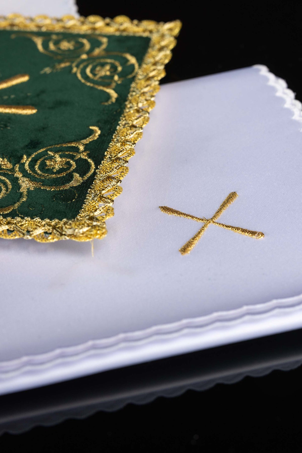 Juego de ropa de cáliz bordada de terciopelo verde
