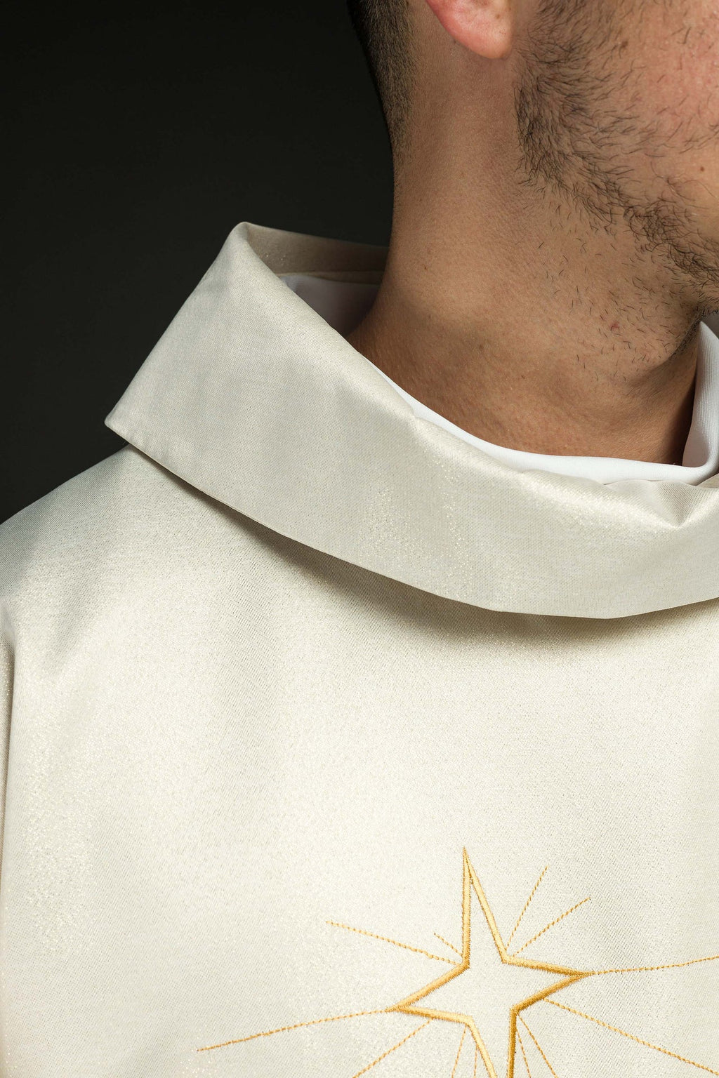 Ornat błyszczący z złotym haftem i wizerunkiem Trzech Króli - ORNATY.PL