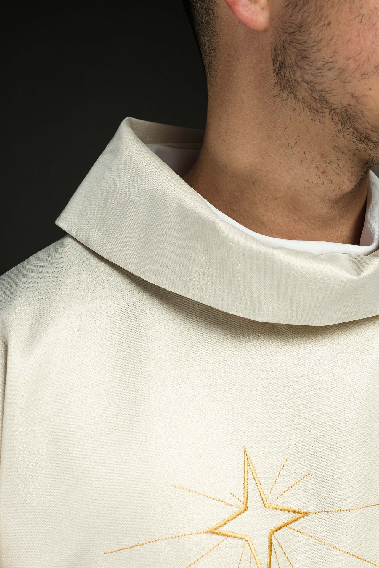 Ornat błyszczący z złotym haftem i wizerunkiem Trzech Króli - ORNATY.PL