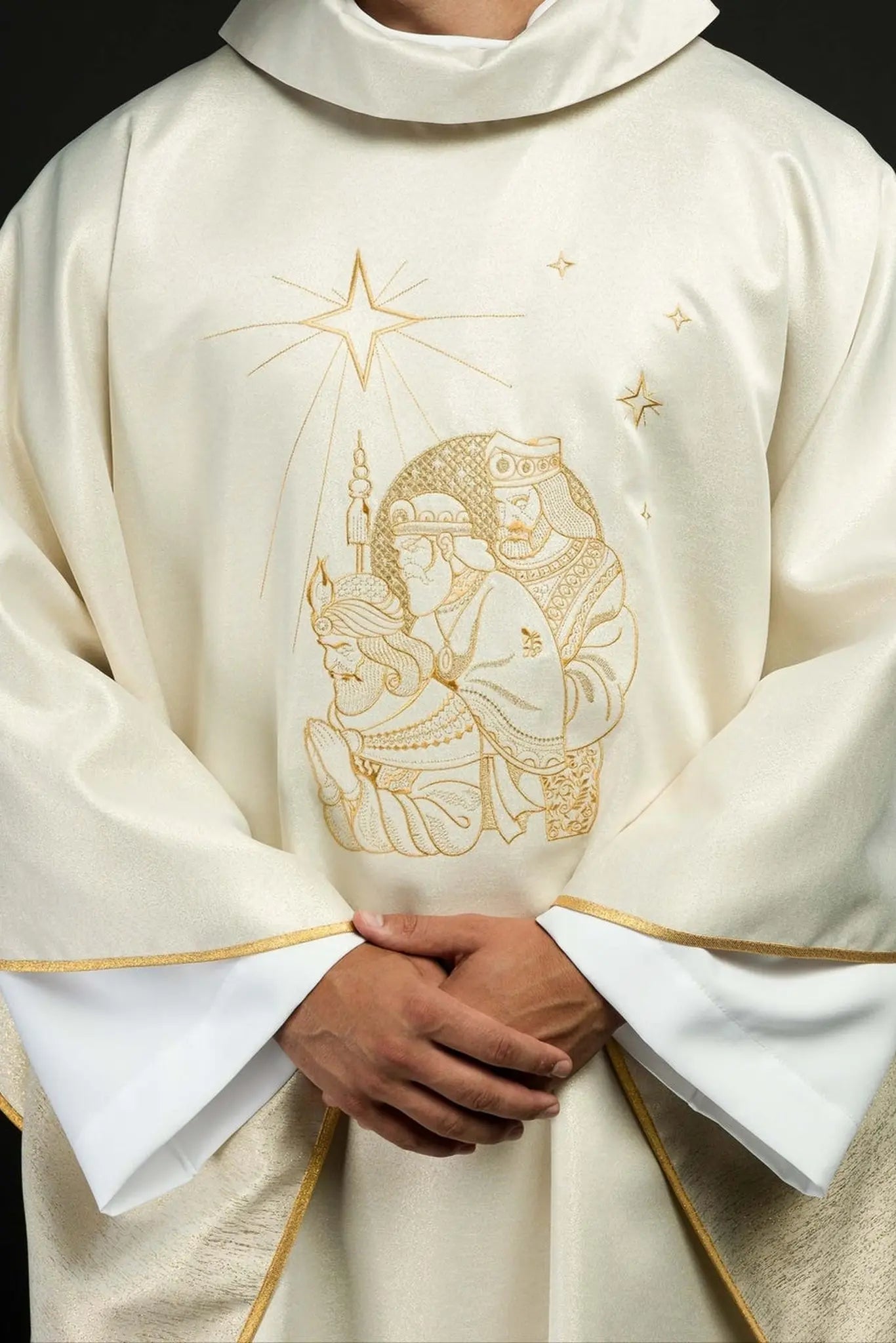 Casulla brillante con bordado dorado e imagen de los Tres Reyes