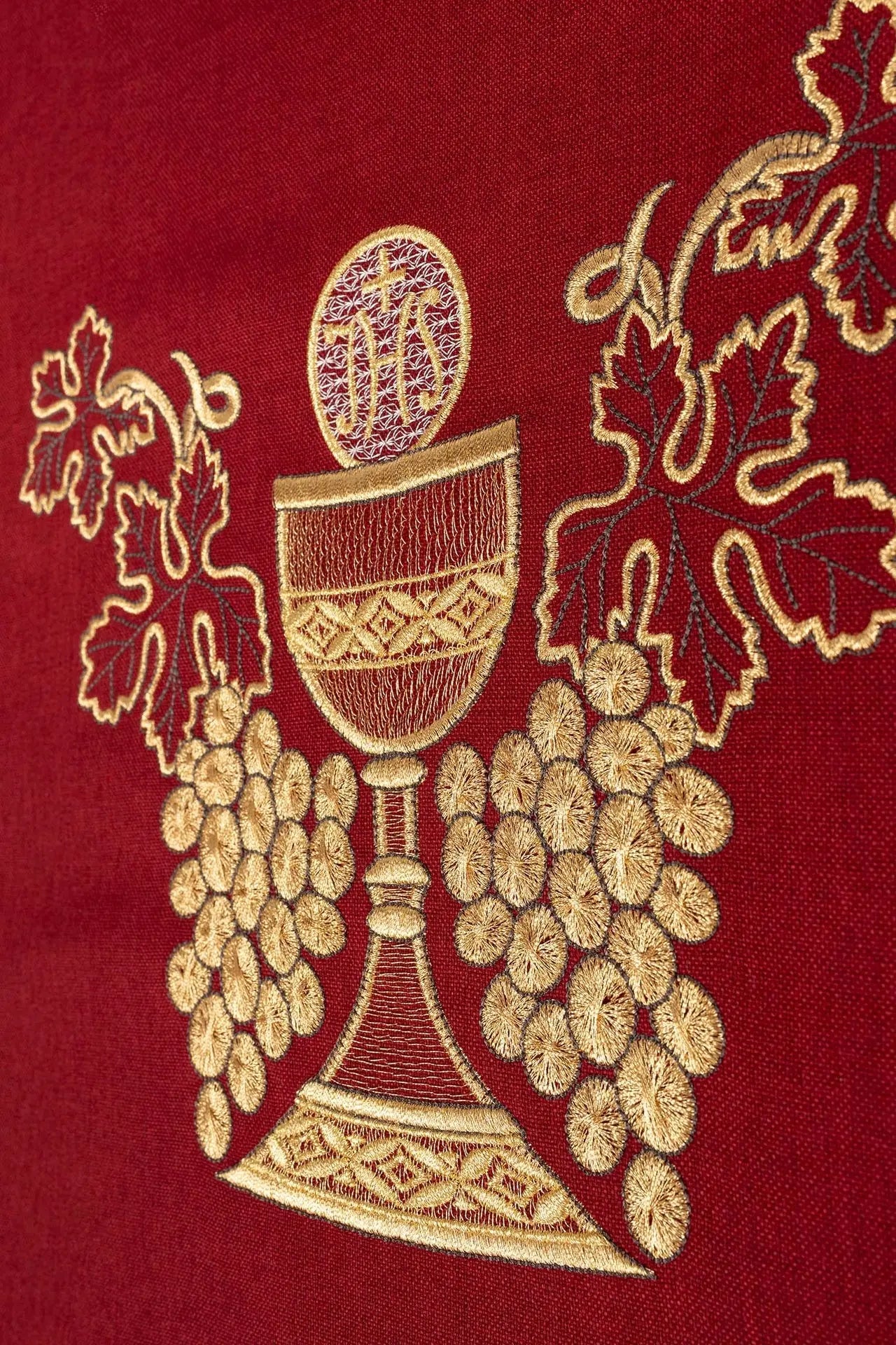 Casulla roja bordada con Cáliz y Uvas