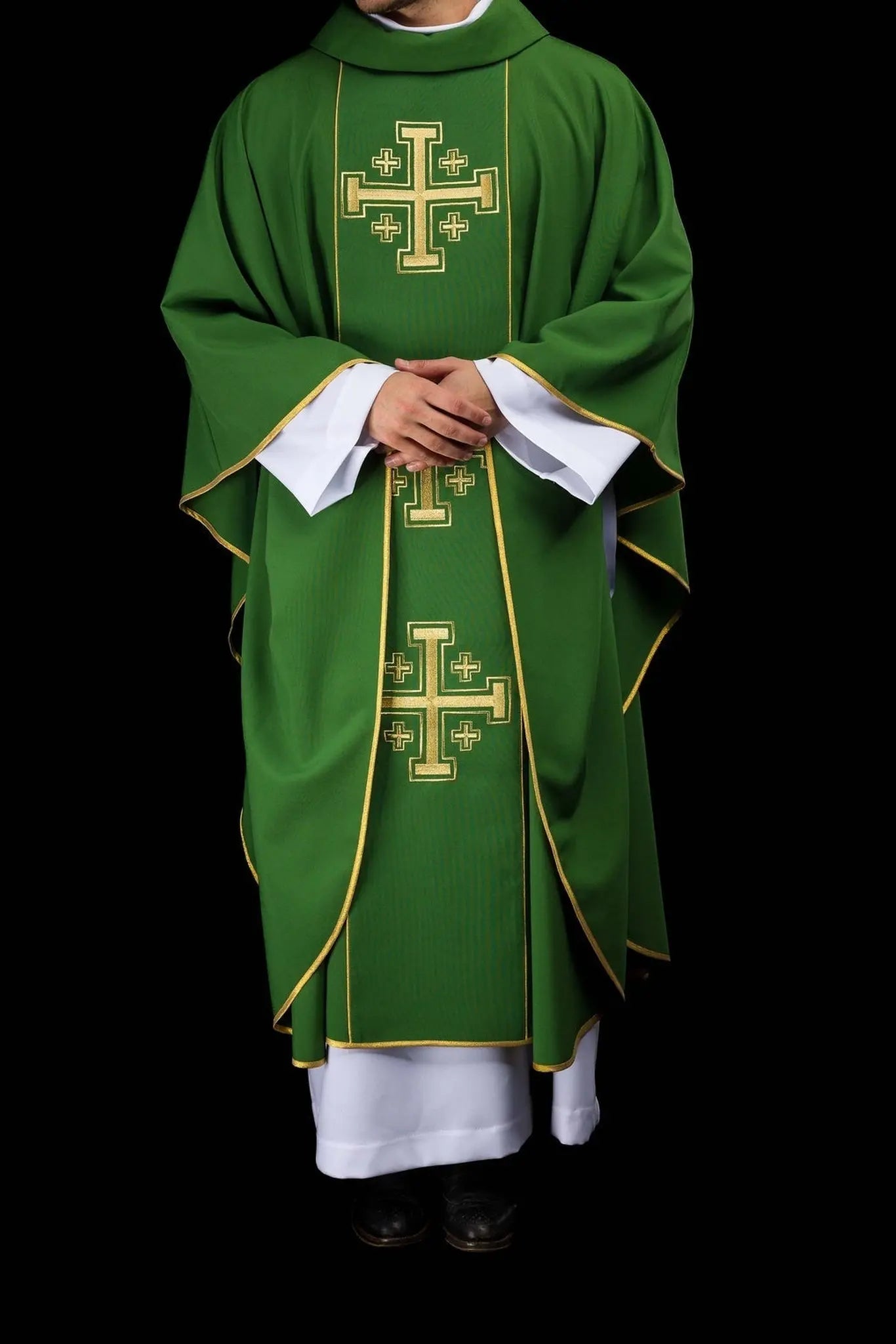 Casulla verde bordada con banda y cruces de Jerusalén