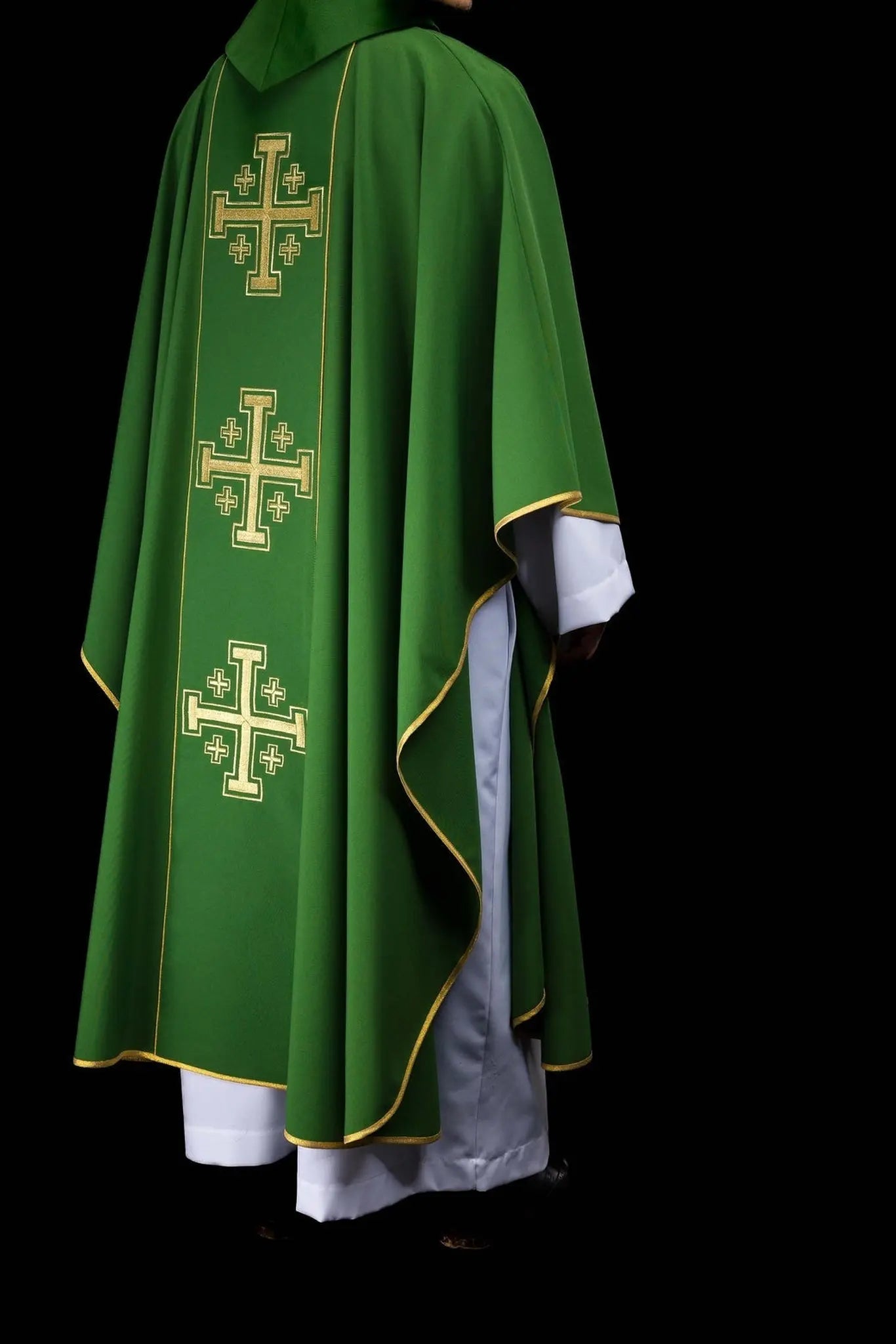 Casulla verde bordada con banda y cruces de Jerusalén