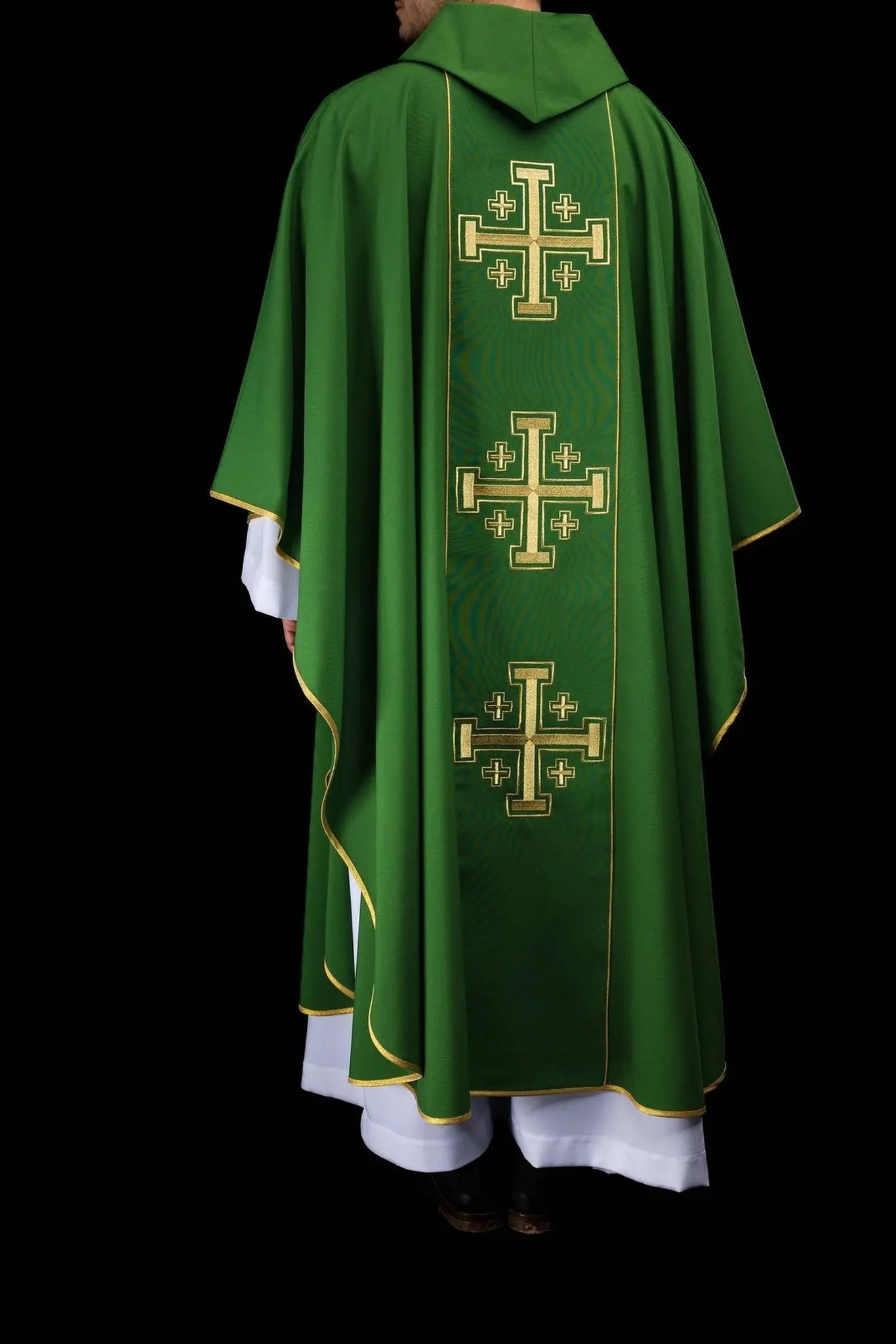Casulla verde bordada con banda y cruces de Jerusalén