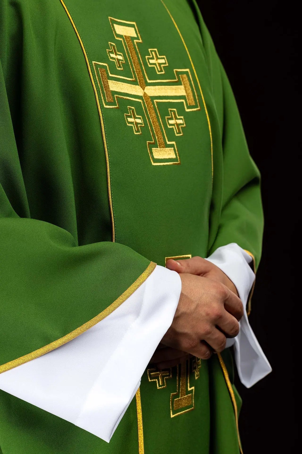 Casulla verde bordada con banda y cruces de Jerusalén