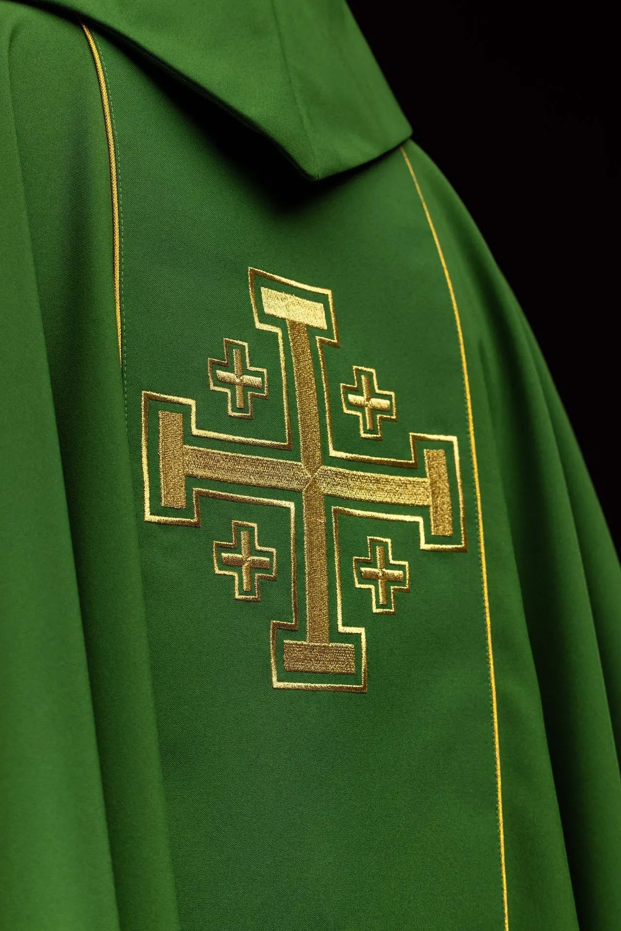 Casulla verde bordada con banda y cruces de Jerusalén