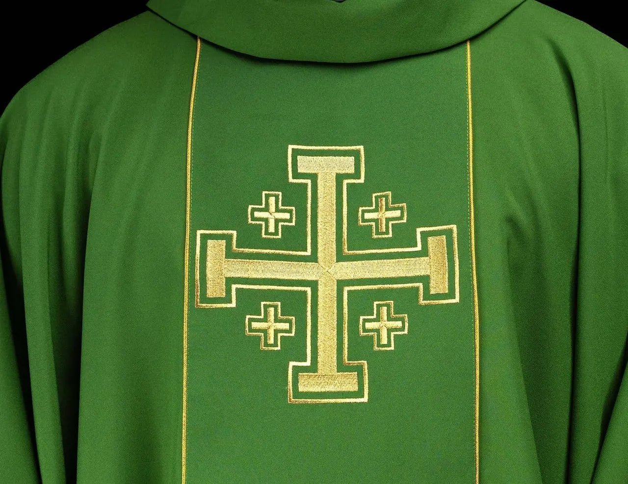 Casulla verde bordada con banda y cruces de Jerusalén