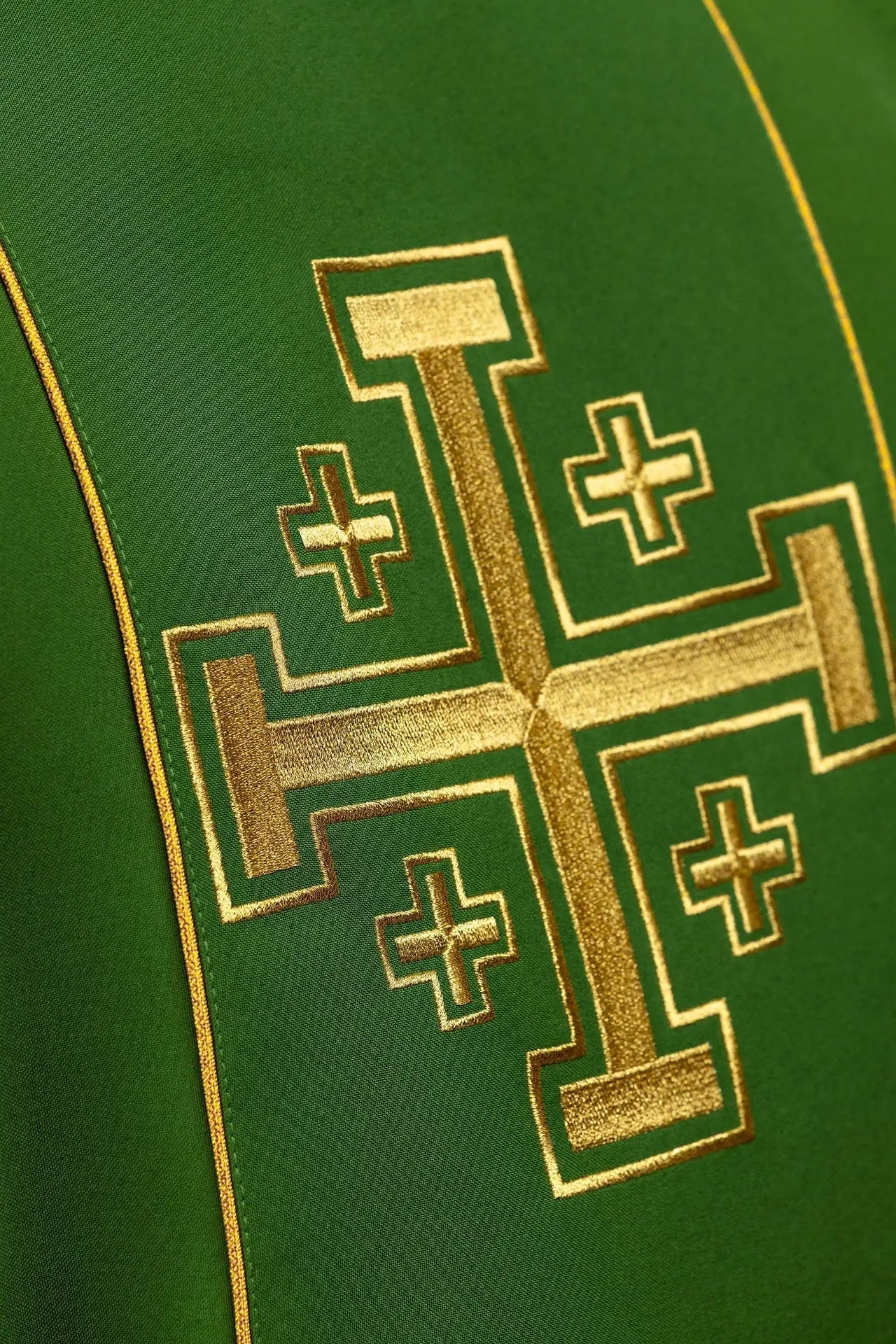 Casulla verde bordada con banda y cruces de Jerusalén