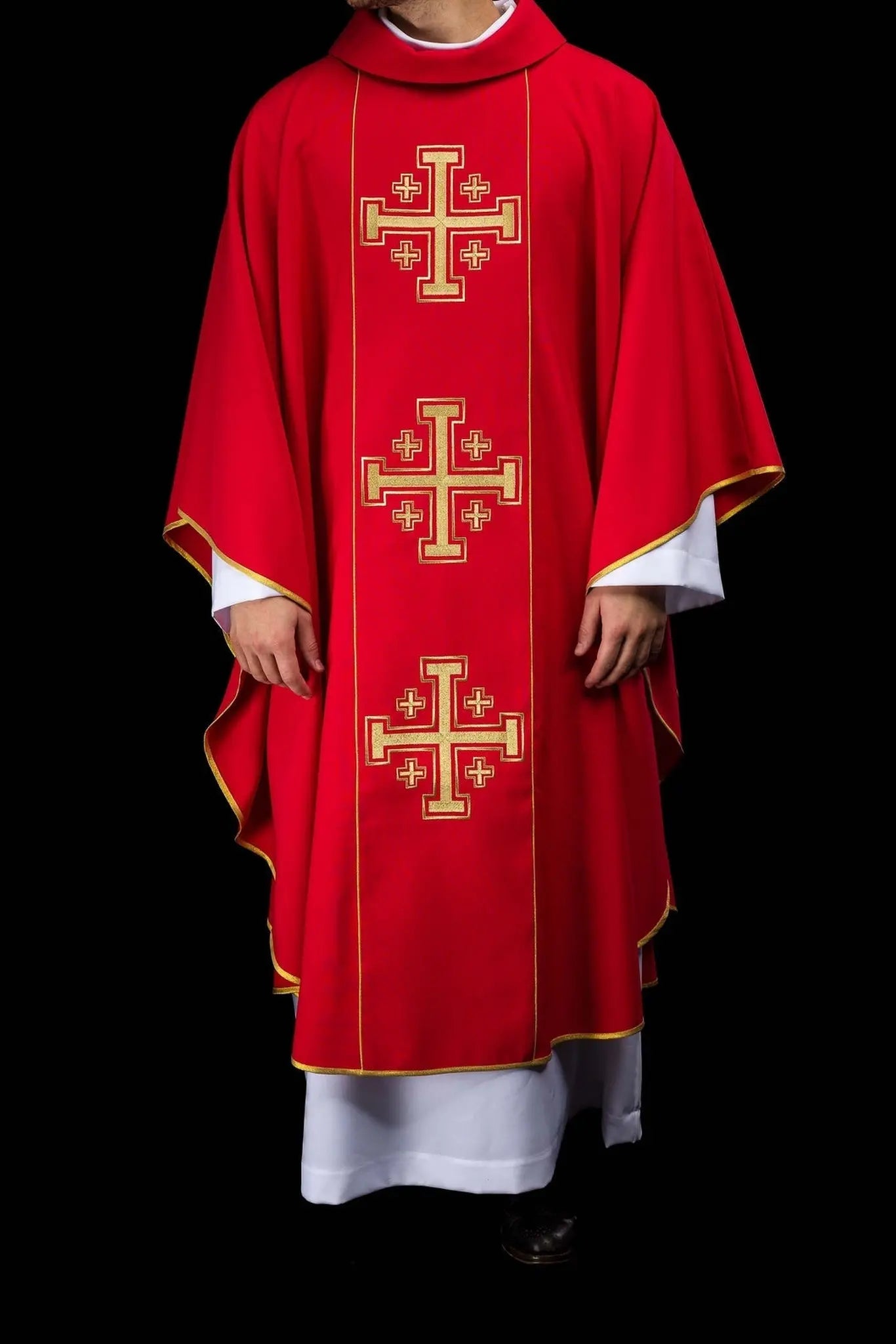 Casulla roja bordada con banda y cruces de Jerusalén