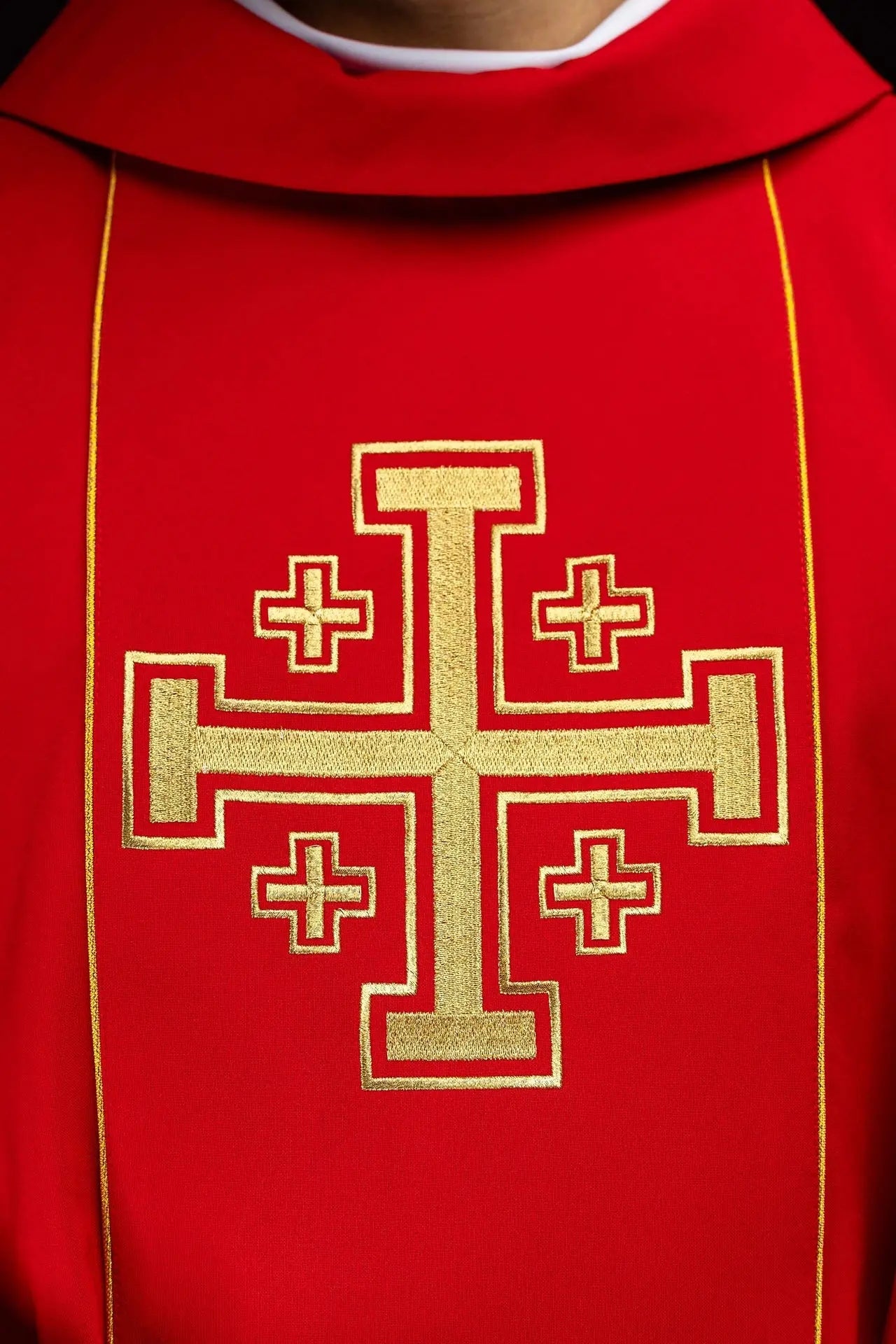 Casulla roja bordada con banda y cruces de Jerusalén
