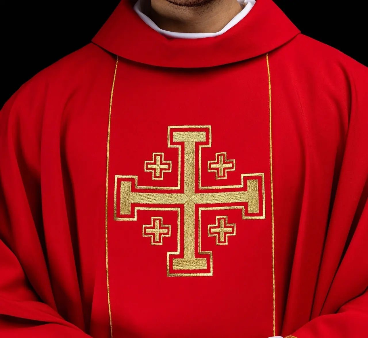 Casulla roja bordada con banda y cruces de Jerusalén